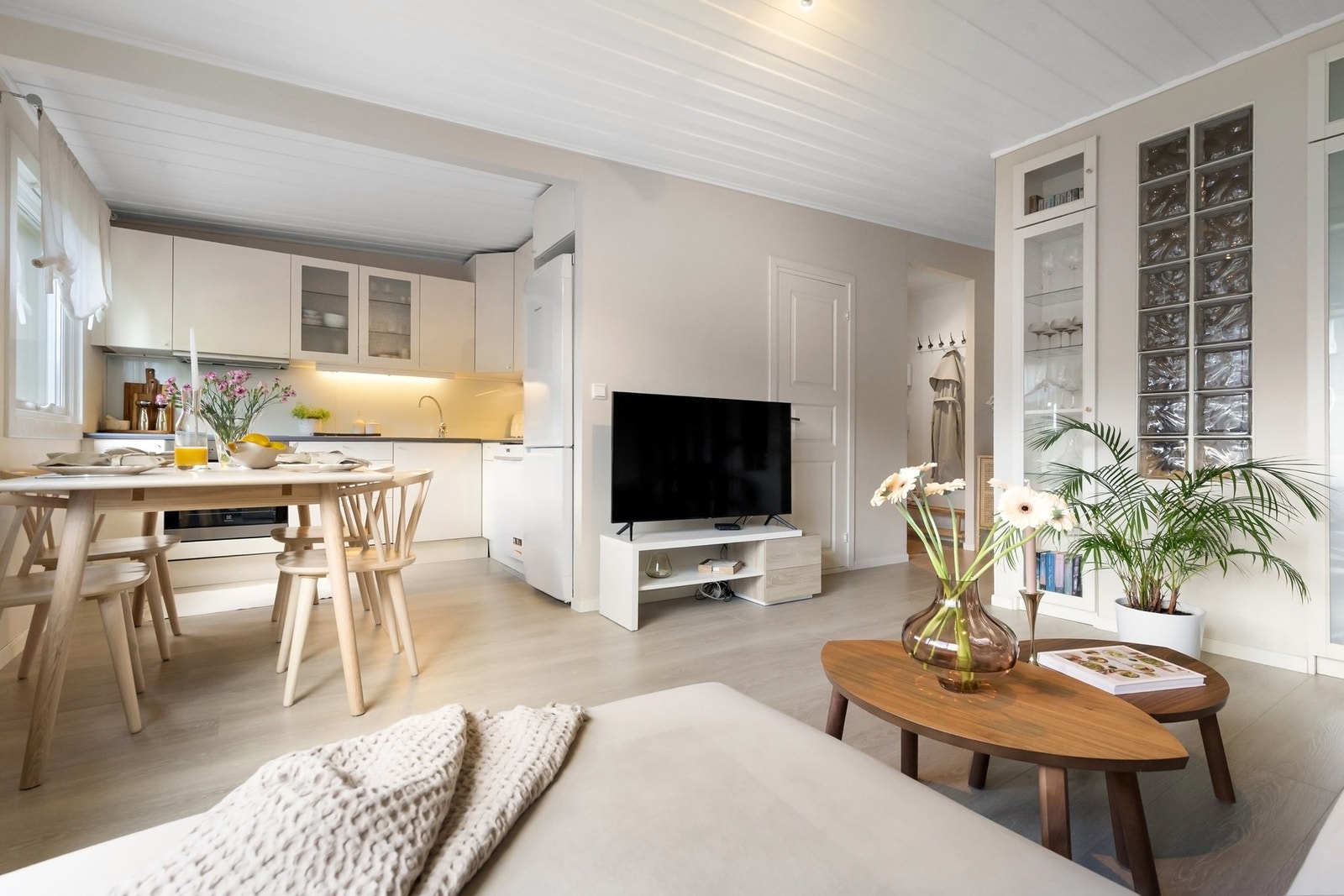 Stue med åpen kjøkkenløsning Galleribilde
