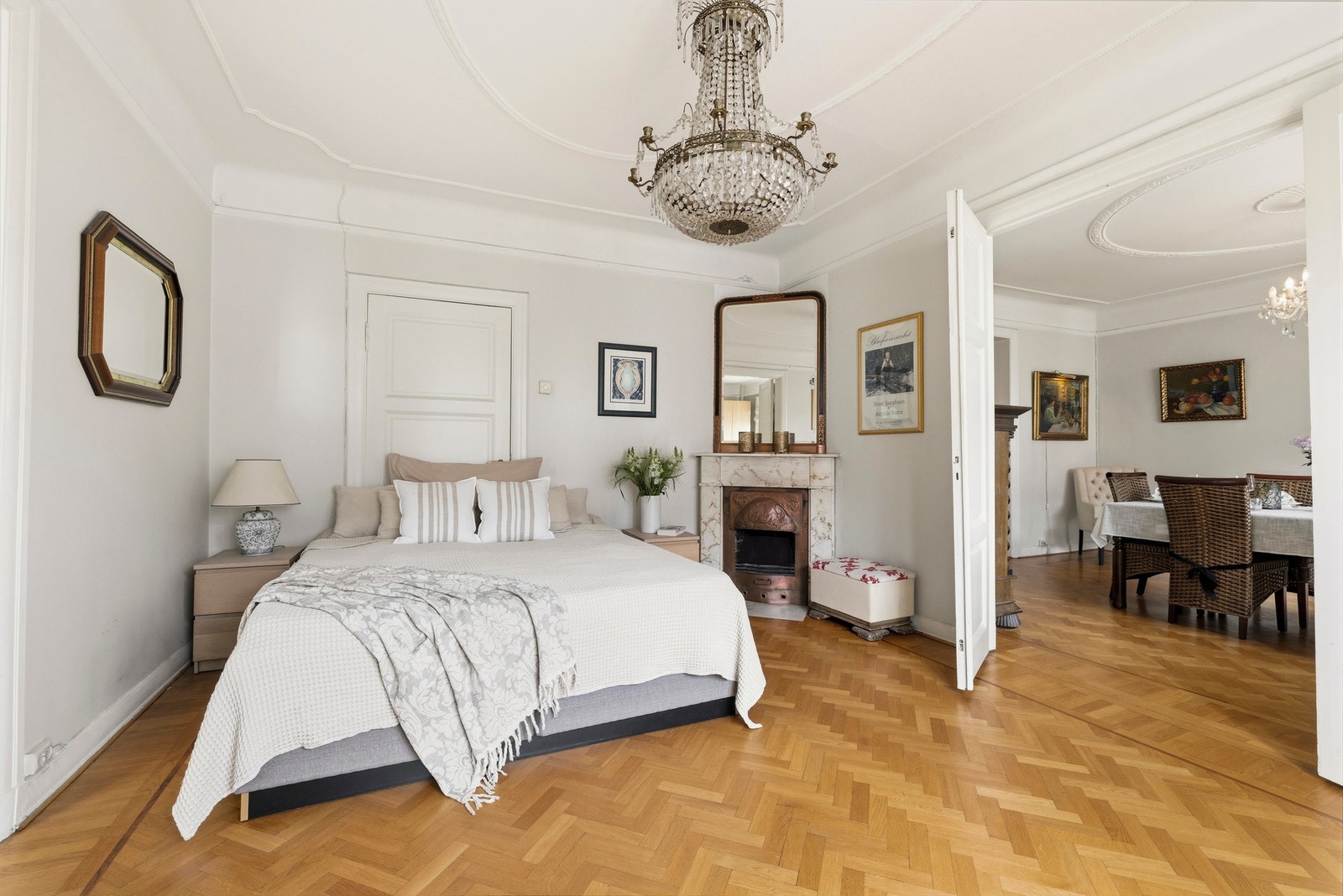 Lyst og innbydende med tidstypisk peis og stukkatur som gir rommet en varm og elegant atmosfære. Galleribilde