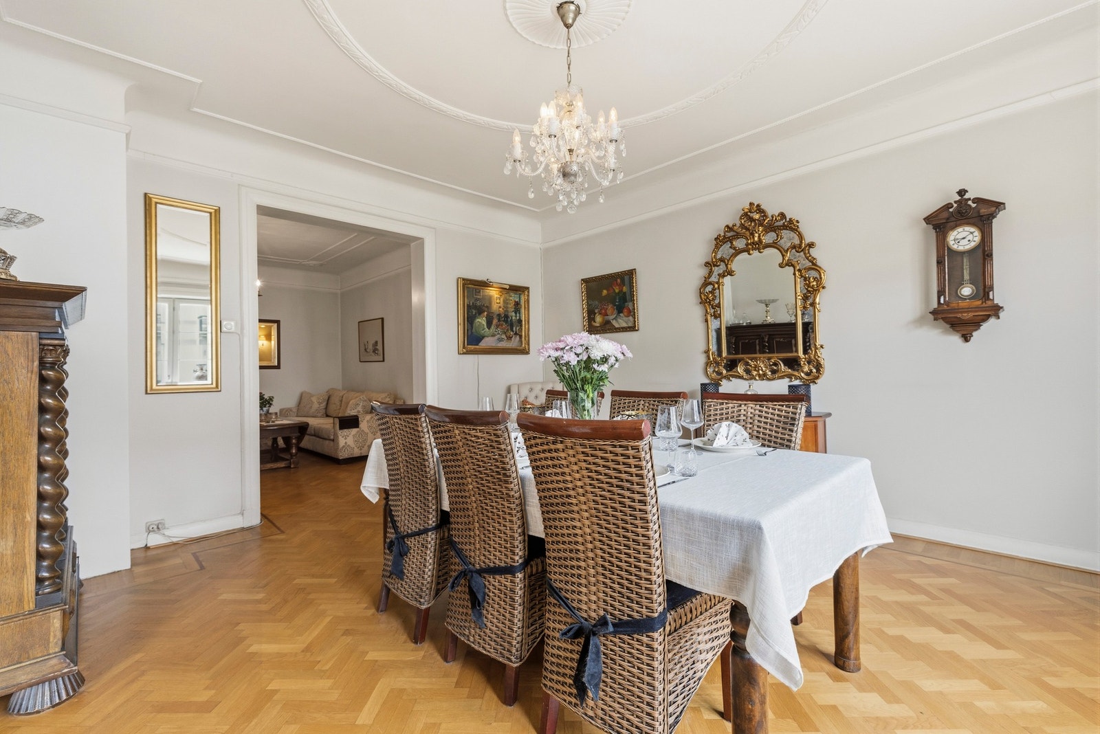Stor spisestue med store vindusflater slipper inn rikelig med dagslys, og de generøse proporsjonene gir plass til langbord. Galleribilde