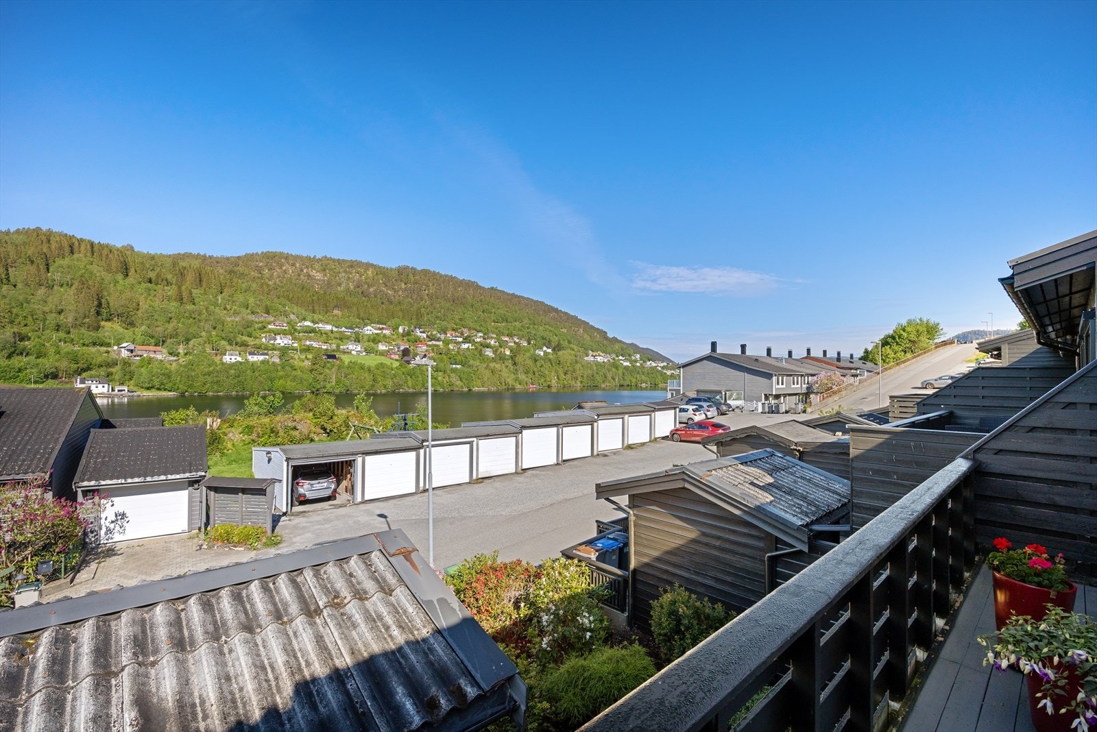 Solrik og fin utsikt fra egen altan Galleribilde