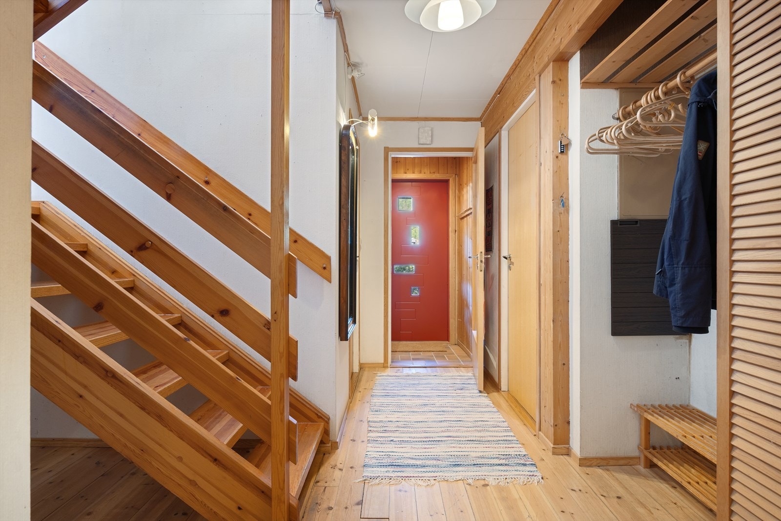 Entre/gang/hall, med vindfang ytterst ved nyere inngangsdør Galleribilde