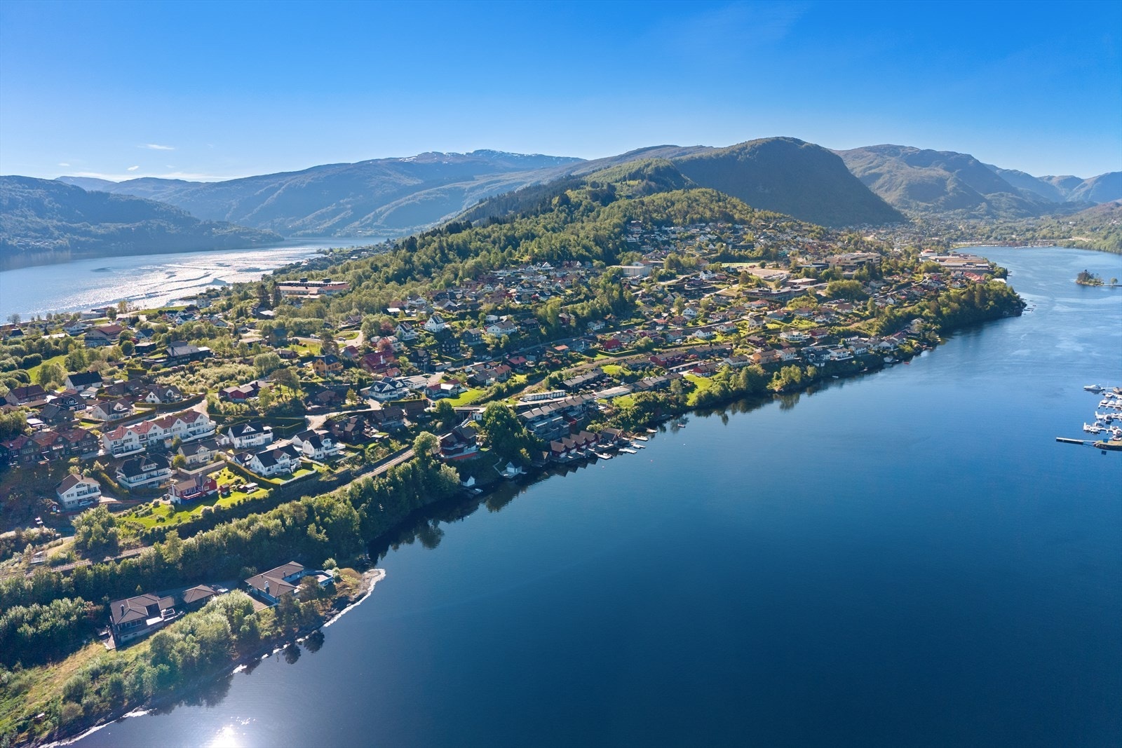 Garnes ligger med solrik og vestvendt beliggenhet - Kort vei til sjø og fjell! Galleribilde