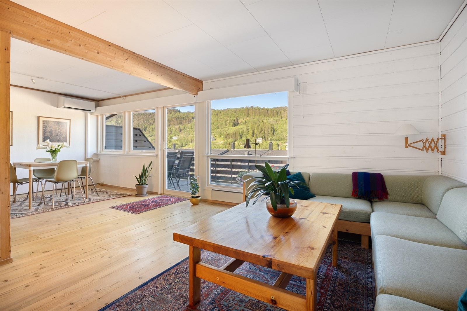 Stue med utgang til vestvendt og solrik altan på 15 kvm Galleribilde