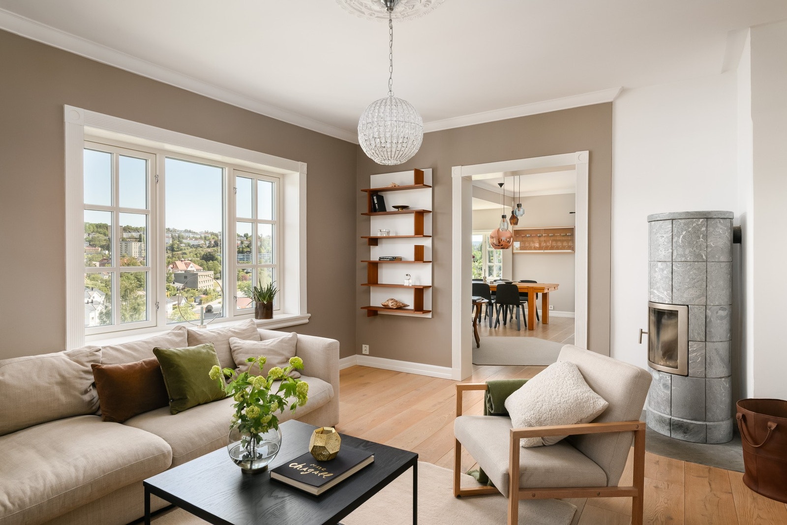 Stuen er lys og romslig, med plass til en stor sofagruppe. Galleribilde