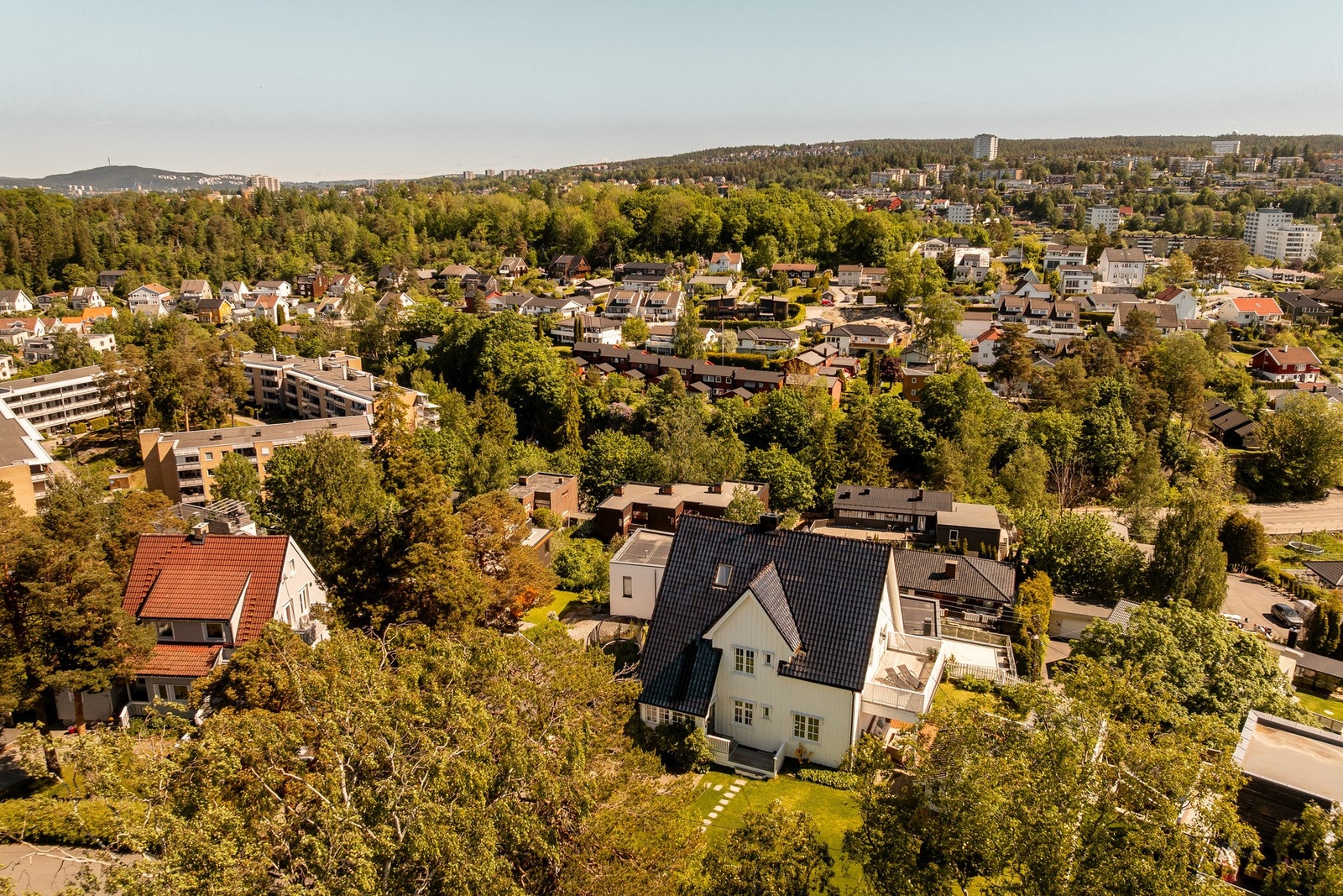Beliggenheten gir nærhet til både servicetilbud, skoler og turområder som Østensjøvannet. Galleribilde