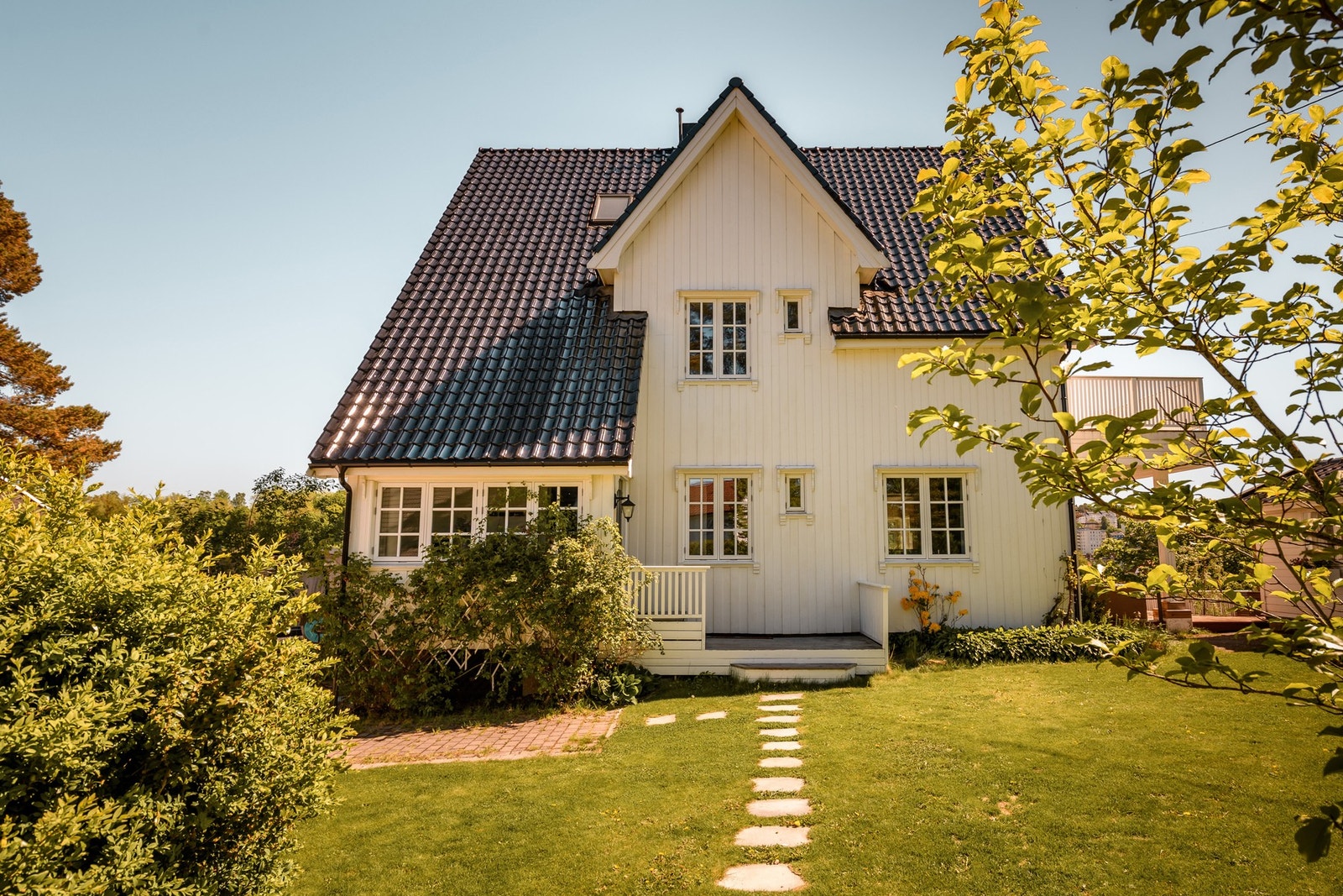Vakker klassisk enebolig betydelig oppgradert. Store uteplasser, hage og dobbelgarasje m/ lader. Balansert ventilasjon. Galleribilde