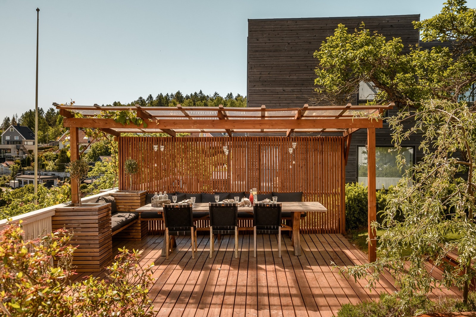 Fra spisestuen er det utgang til en stor markterrasse med pergola. Galleribilde
