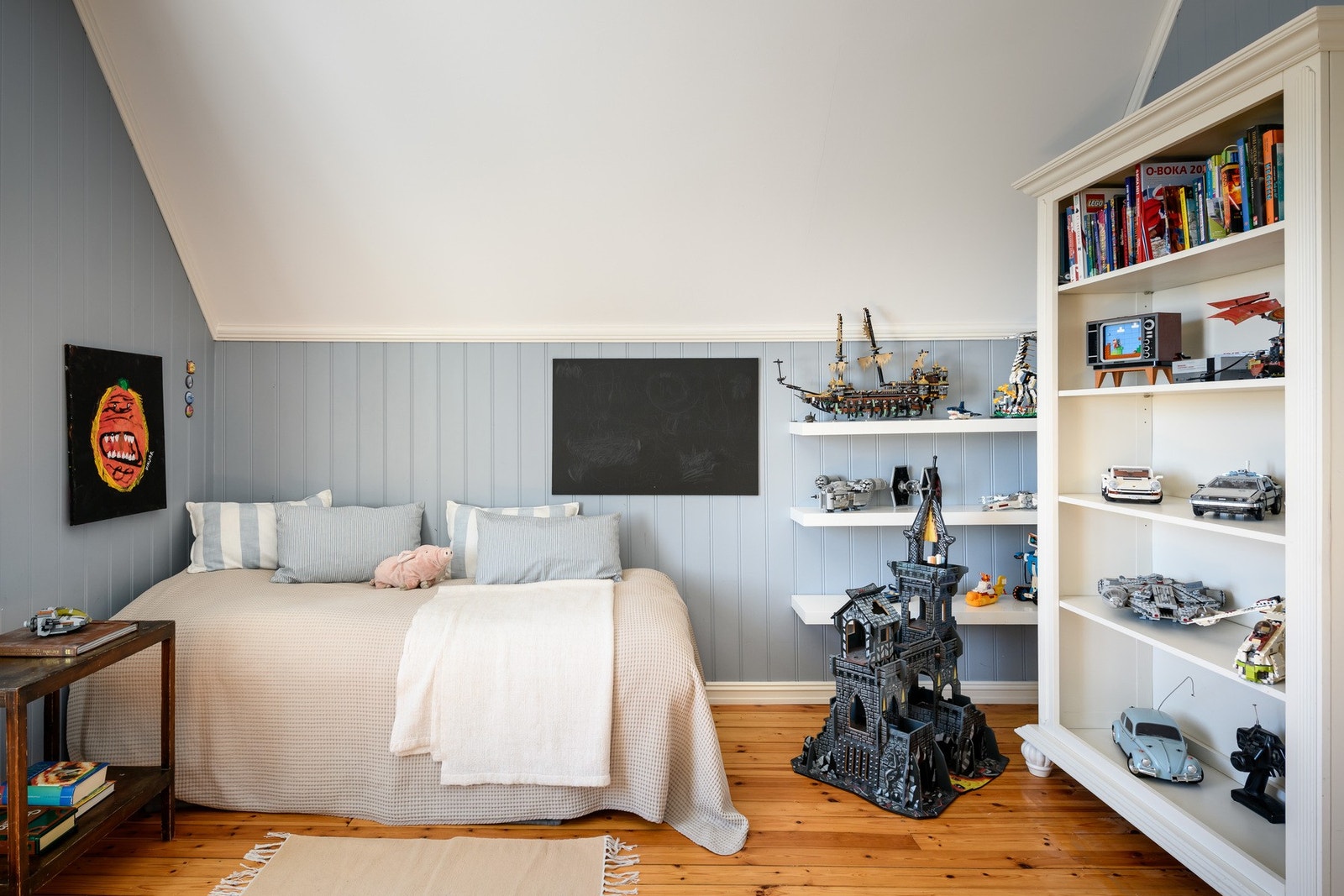 Soverom med plass til både seng og arbeidsplass. Galleribilde
