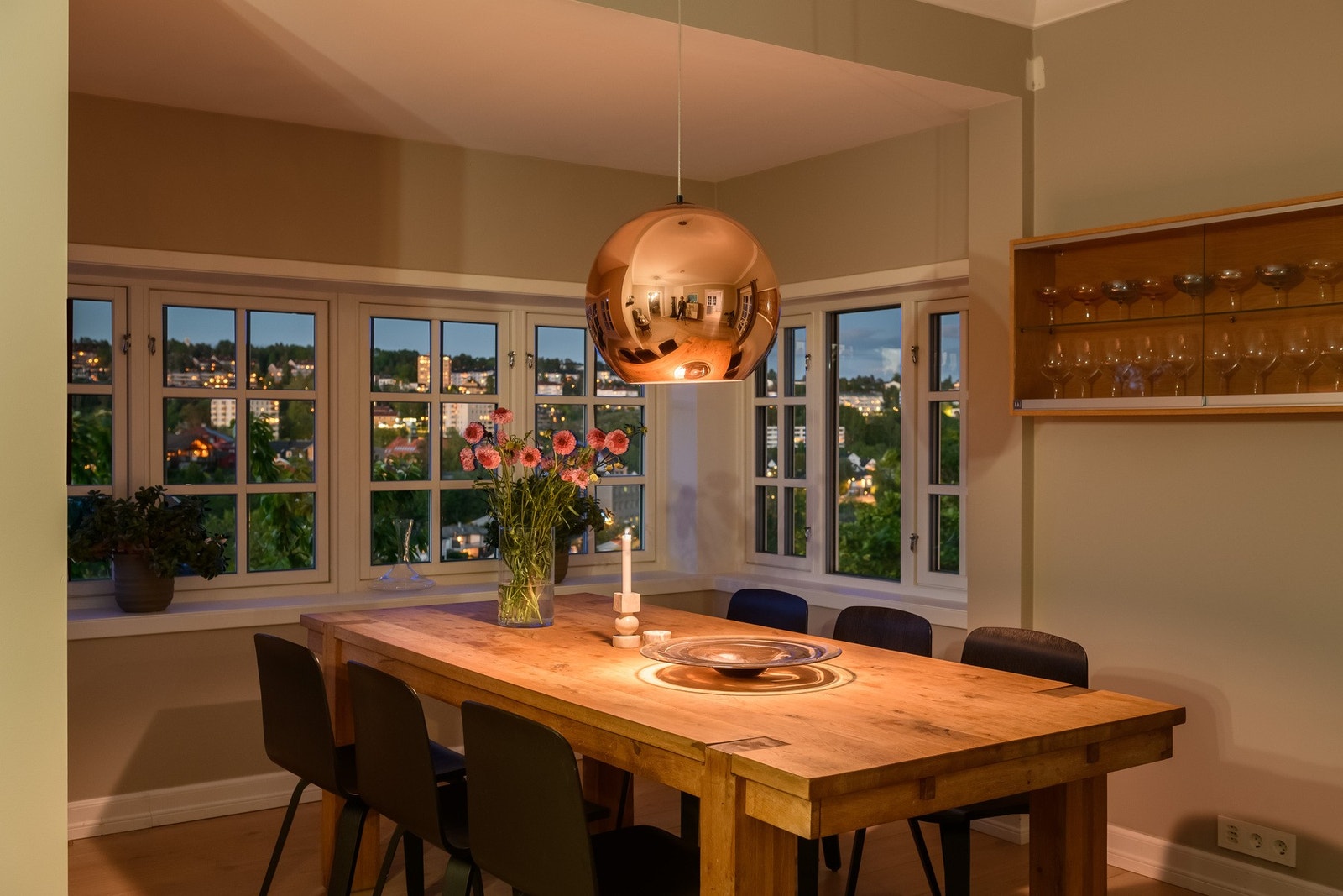 Spisestuen har god plass til langbord og er i åpen forbindelse med stuen. Galleribilde