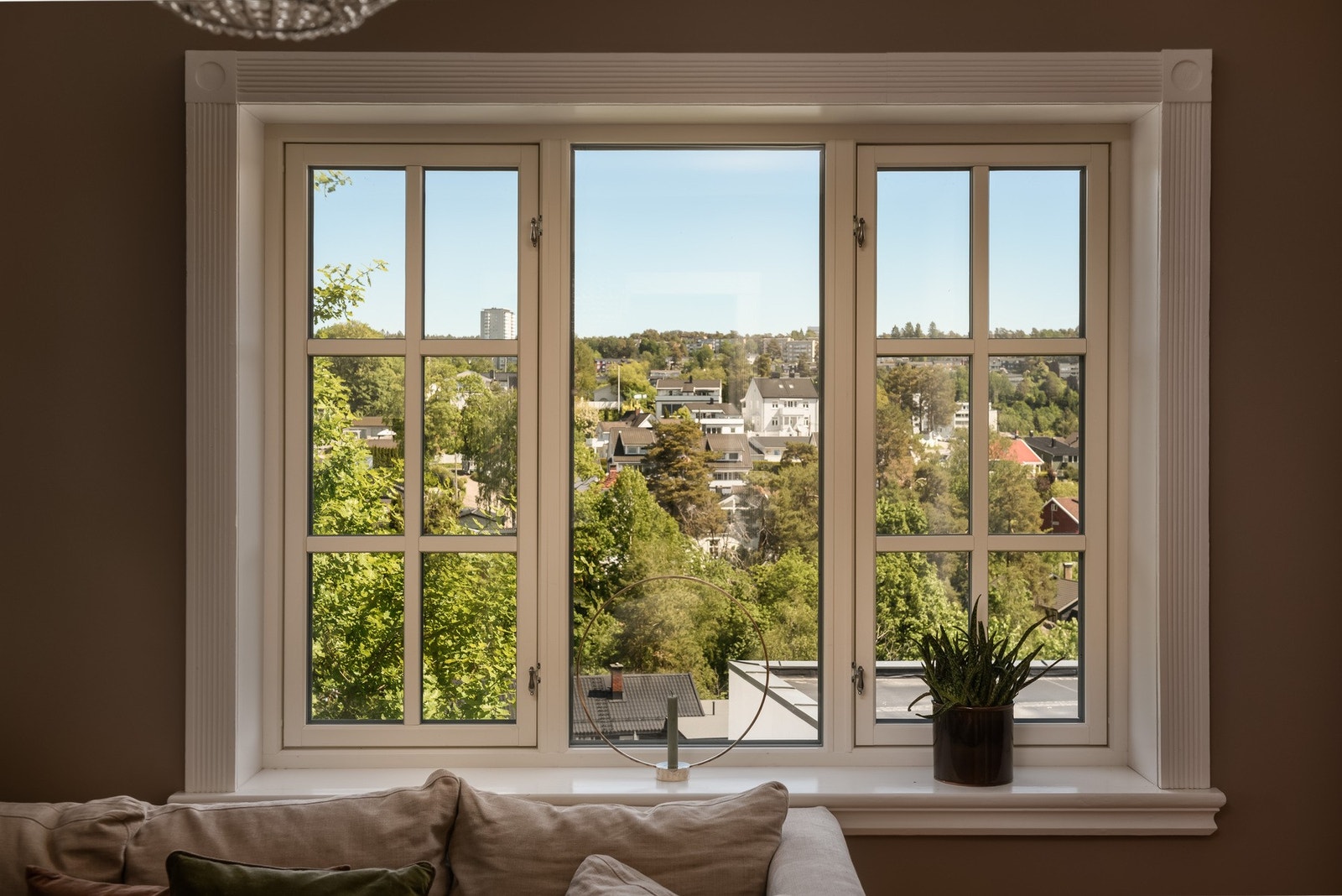 Vinduene rammer inn utsikten og slipper inn rikelig med dagslys. Galleribilde