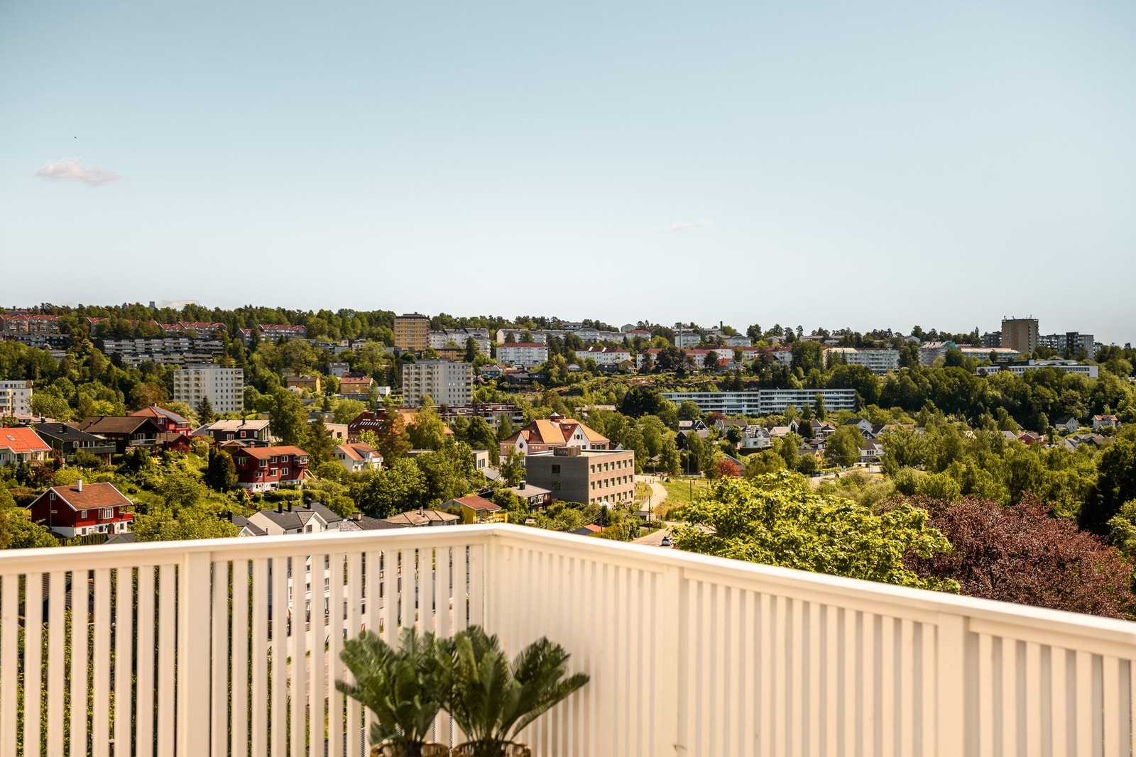 Fra balkongen er det vid utsikt over Østensjø. Galleribilde