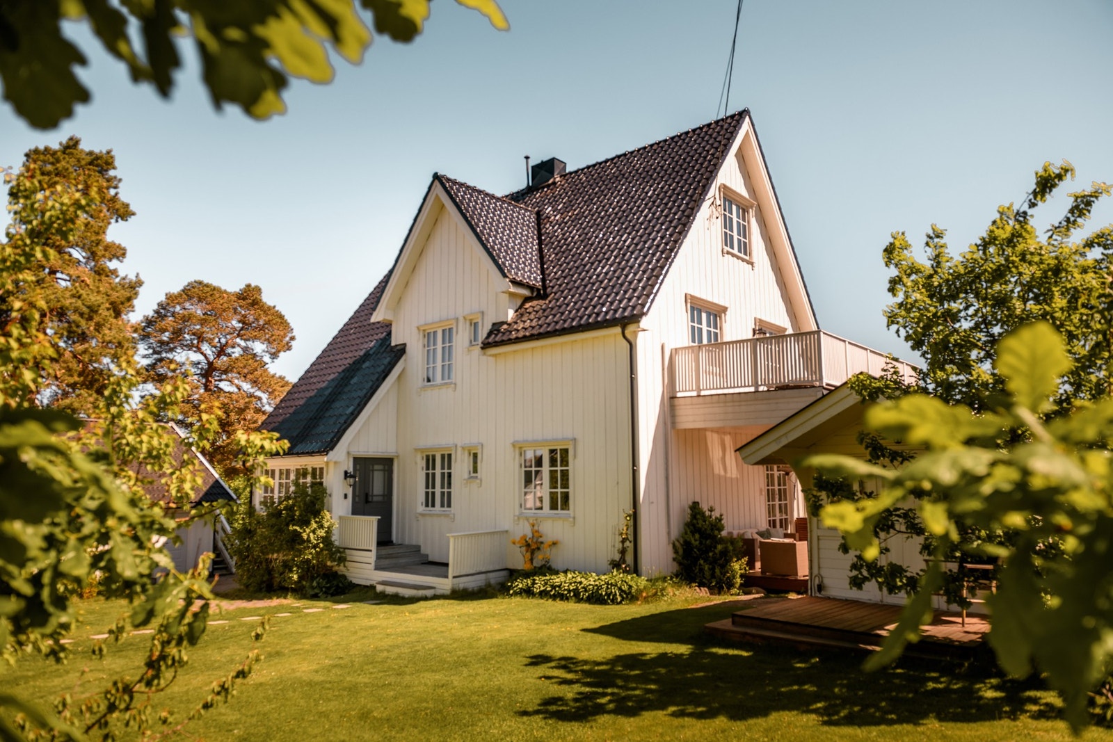 Innholdsrik og oppgradert enebolig. Store uteplasser, hage og dobbelgarasje m/ lader. Barnevennlig v/ Østensjøvannet. Galleribilde