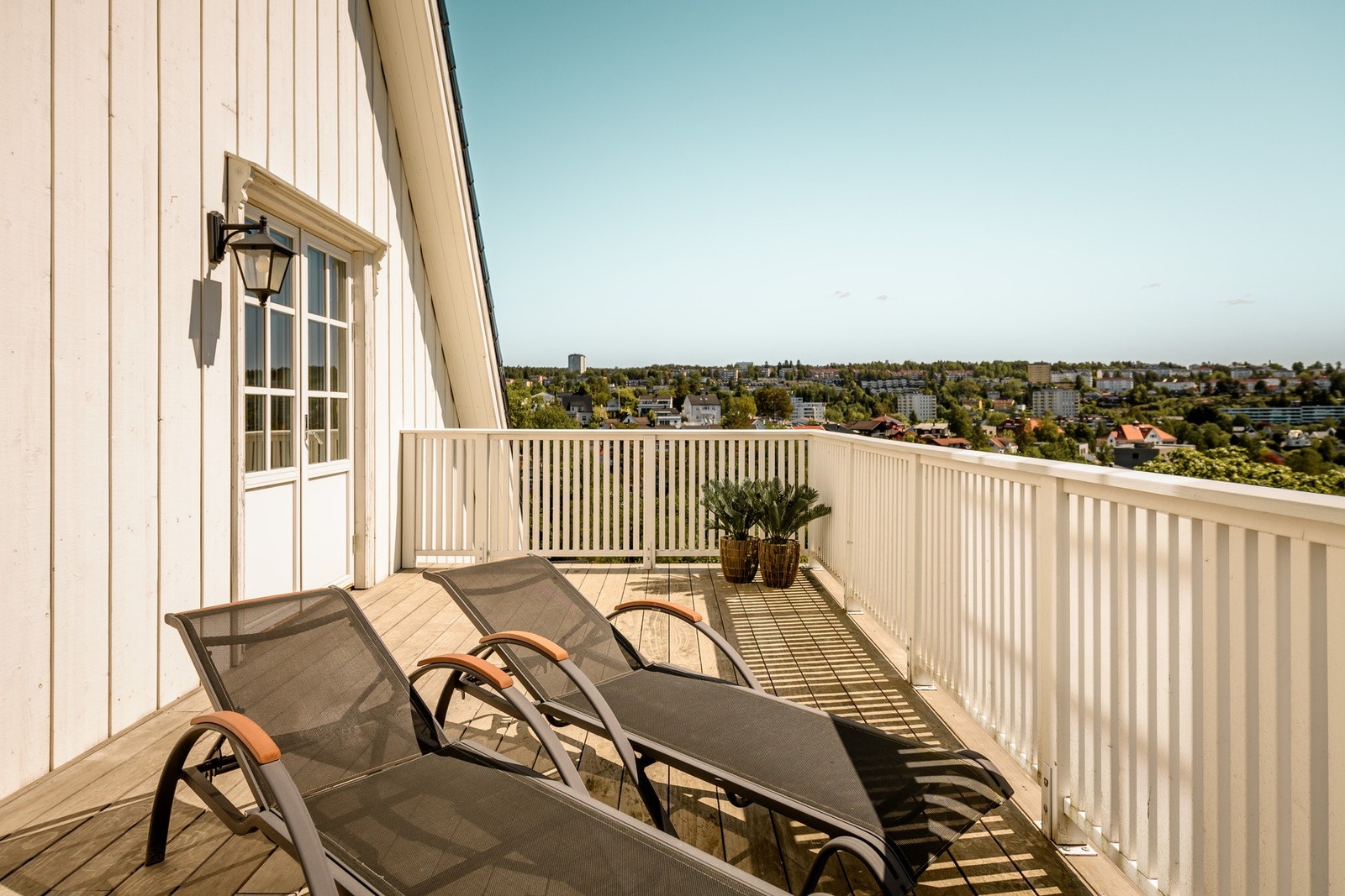 God plass til solsenger og sittegruppe på balkongen i andre etasje. Galleribilde