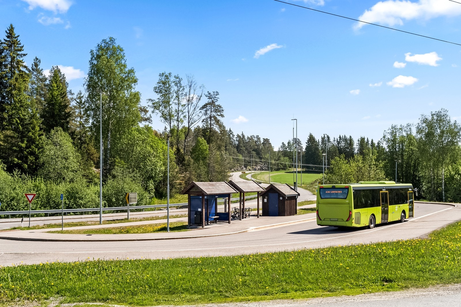 Nærmeste bussholdeplass ligger i umiddelbar nærhet, kun 2 min. gange unna. Galleribilde