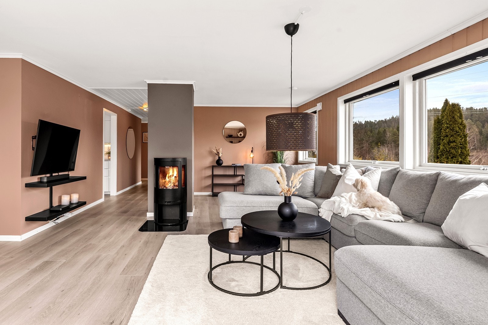 Stuen er lys, luftig og har en innbydende fremtoning. Galleribilde