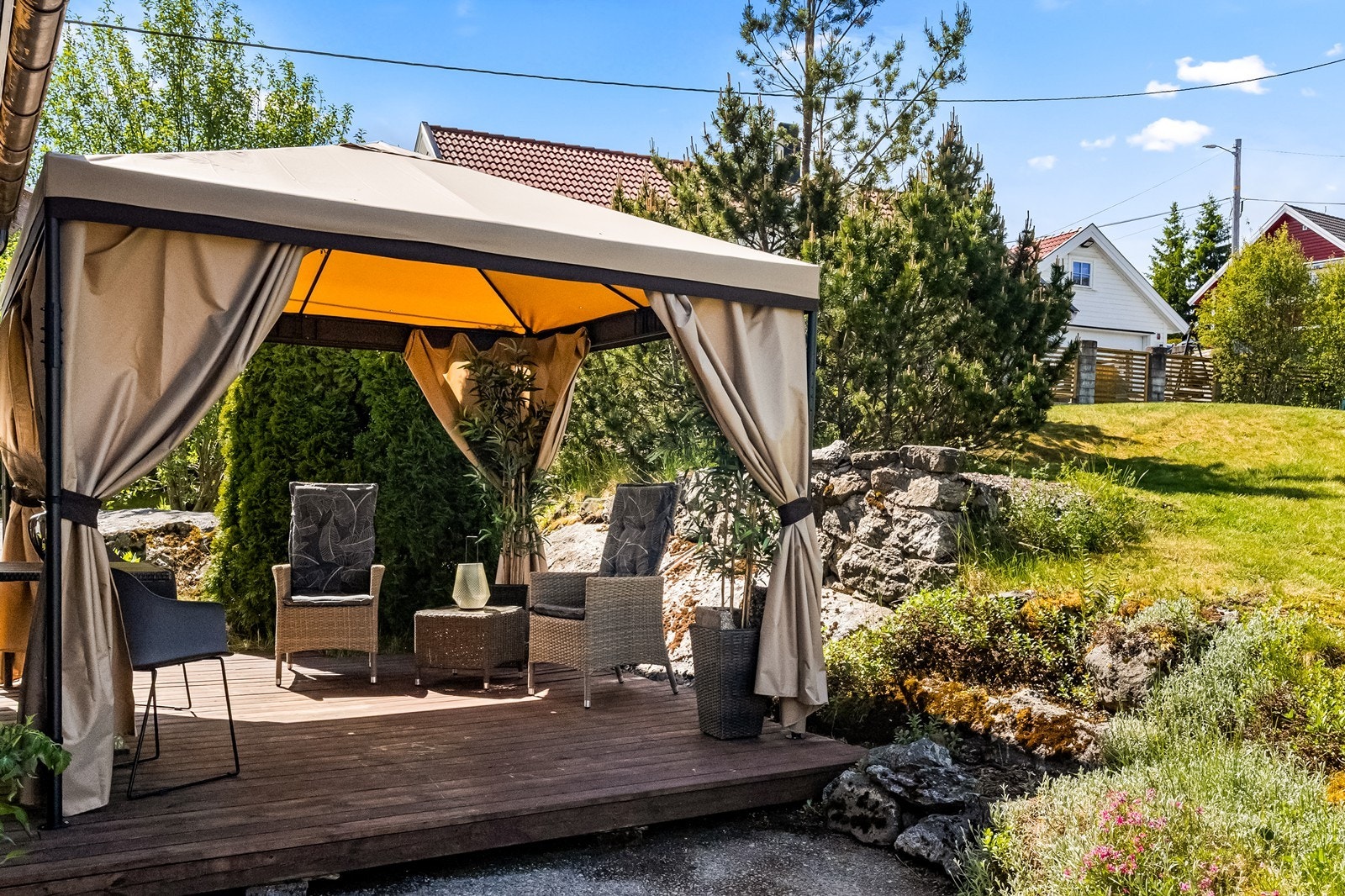 Eiendommen byr på flere terrasser på ulike sider av huset, noe som gir gode muligheter til å følge solen gjennom dagen og skape lune uteplasser etter behov. Galleribilde