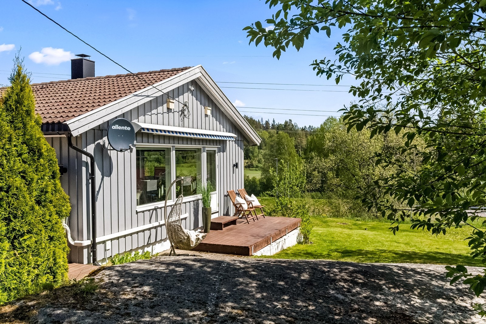 Koselig terrasse med gode dagslysforhold i en innbydende hage. Galleribilde