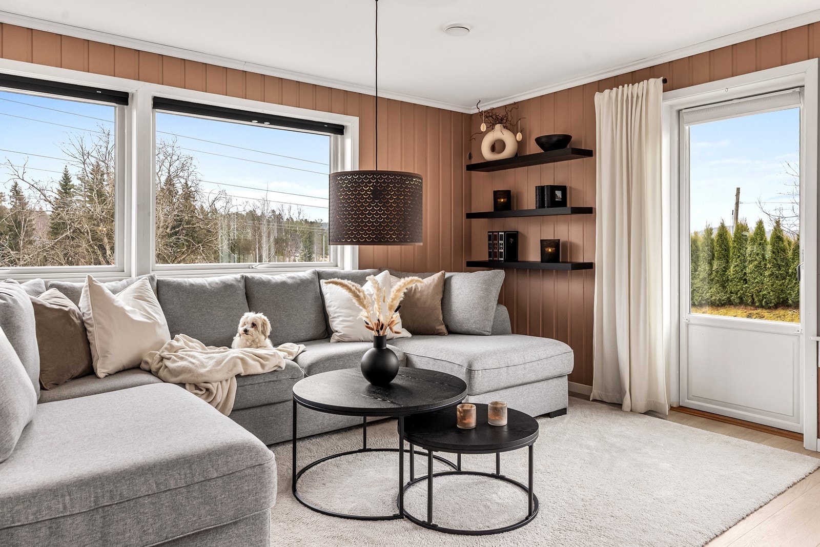 Stuen har store vindusflater som sørger for rikelig med naturlig lys inn i boligen. Galleribilde