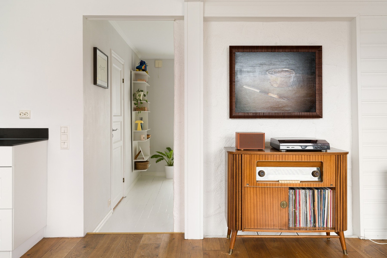Boligen går over to plan og byr på en fin kombinasjon av tidstypiske detaljer og moderne materialvalg. Galleribilde