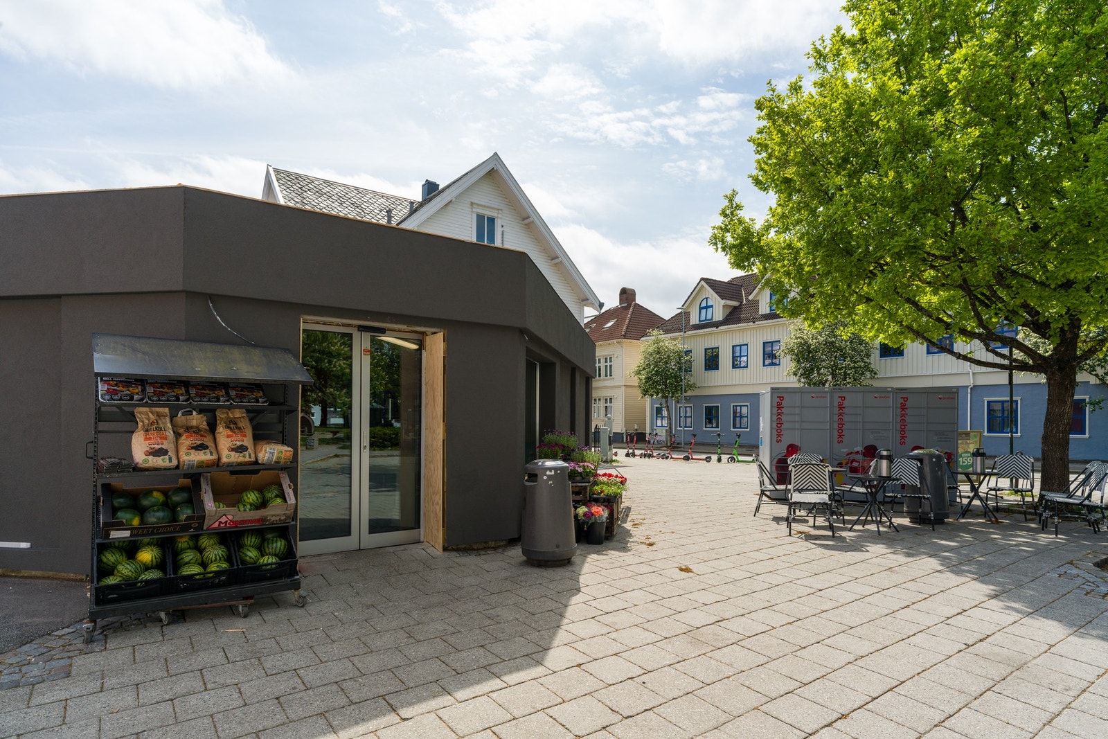 I gangavstand til leiligheten er det søndagsåpen butikk. Galleribilde