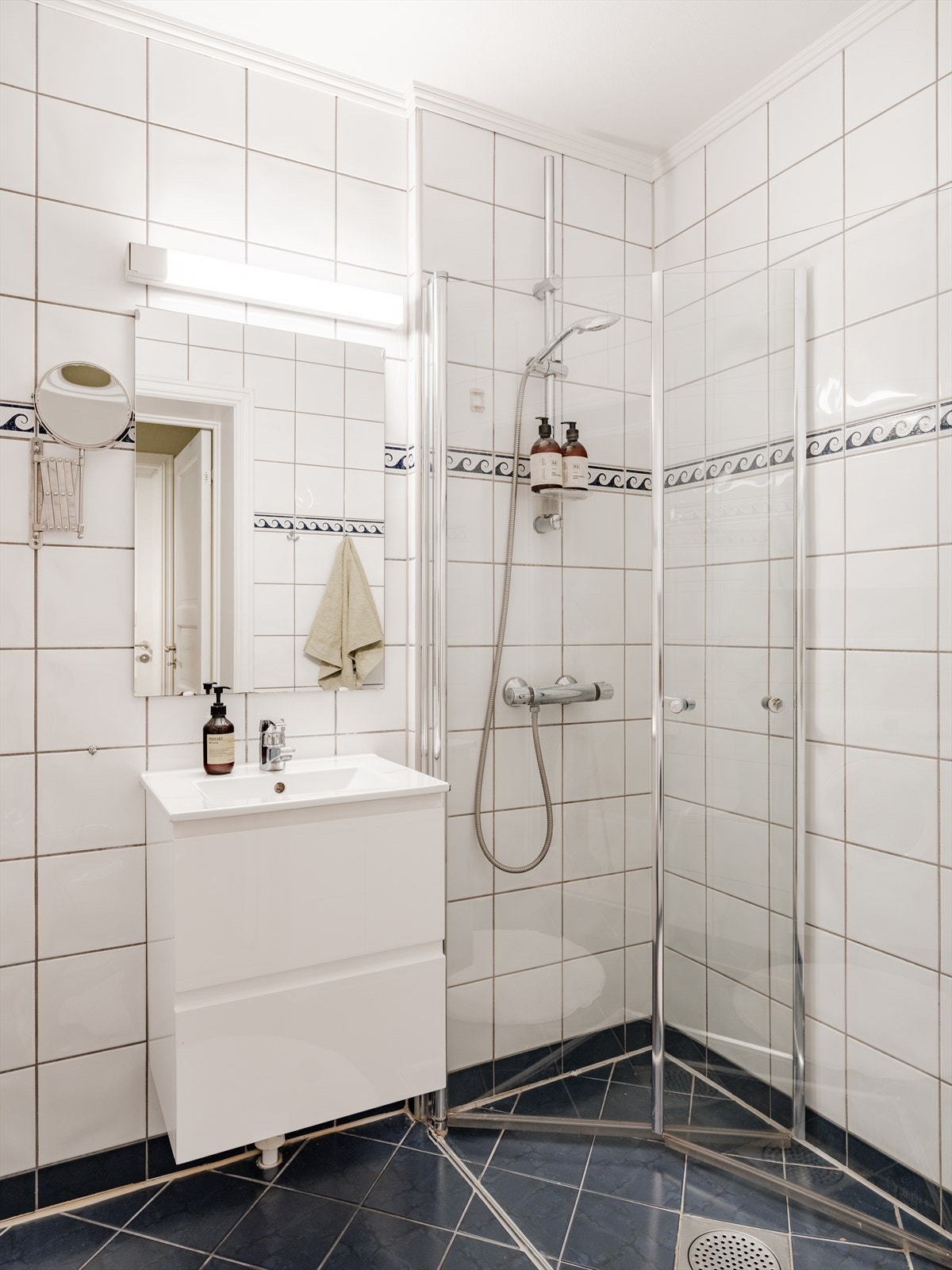 Det er felles varmtvannsforsyning i bygningen. Mekanisk avtrekk fra baderommet tilknyttet bygningens ventilasjonsanlegg. Galleribilde