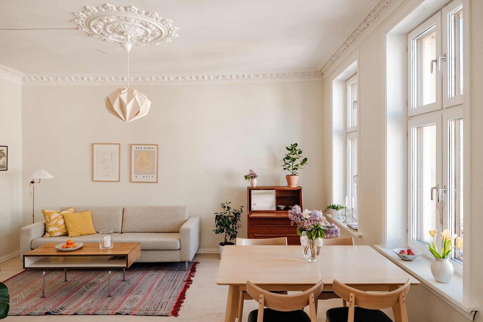 Tre store vinduer slipper inn godt med naturlig lys. Galleribilde