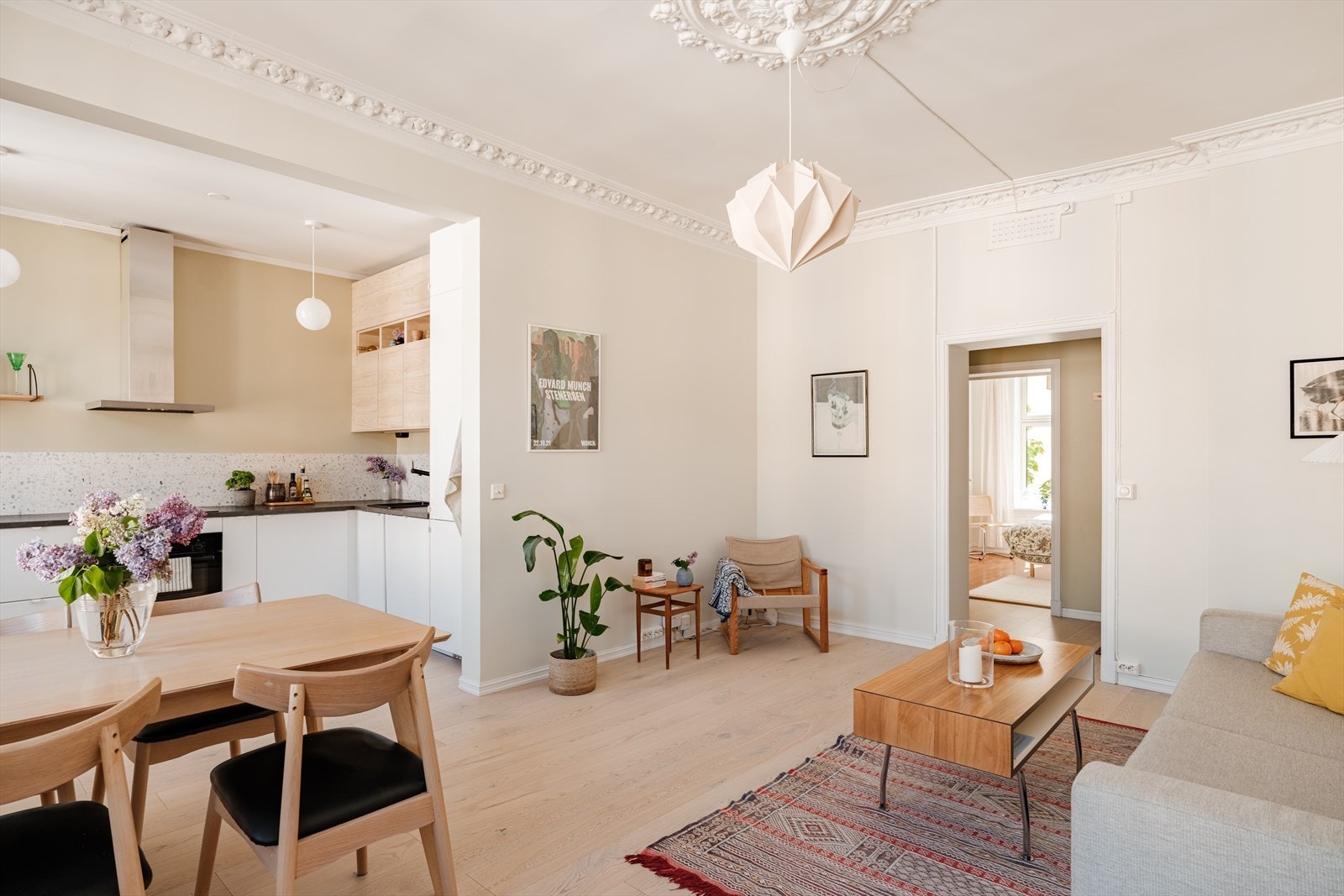 Videre har man naturlig plass for stor sofagruppe og TV-benk i stuen. Galleribilde