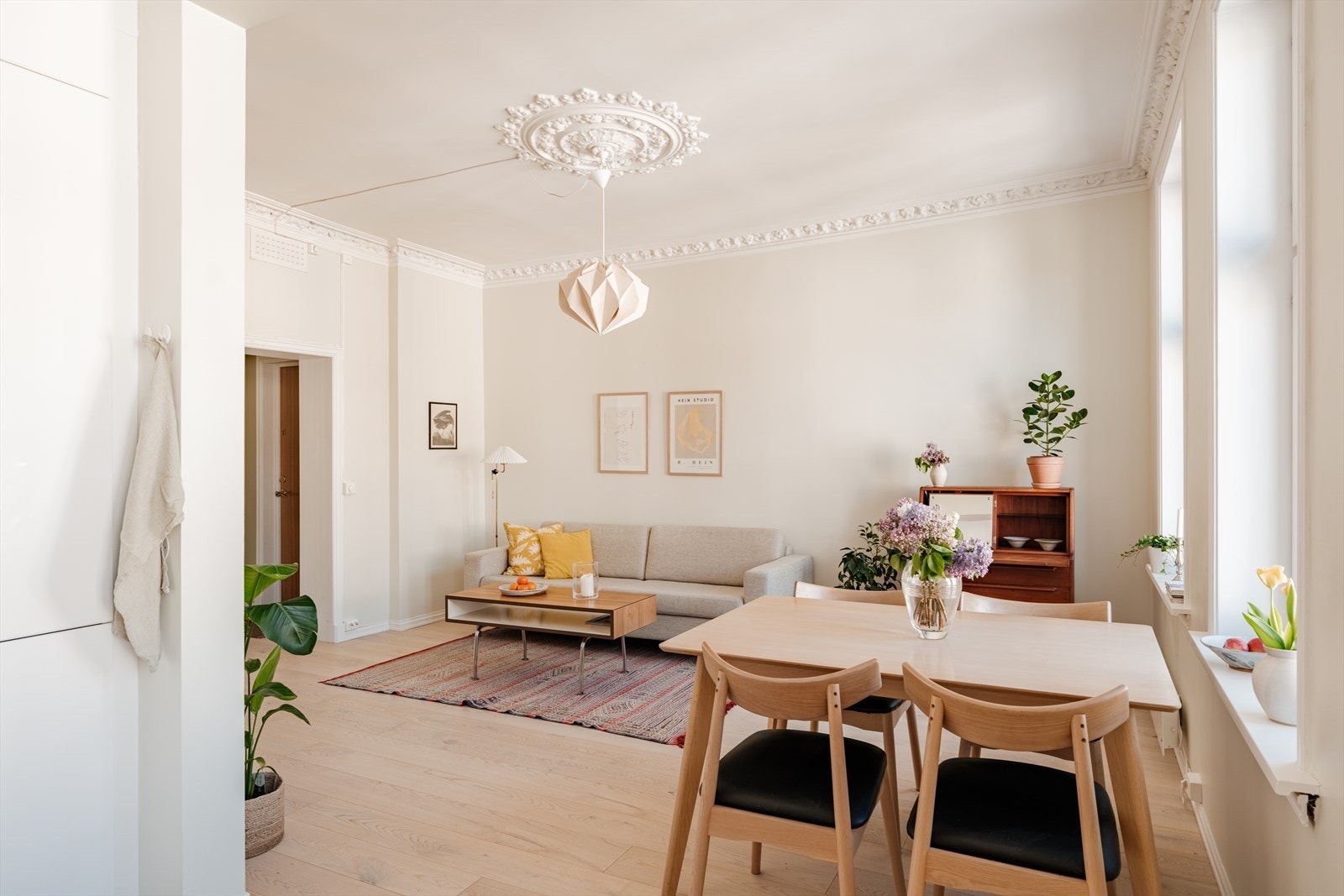 Leiligheten har en utrolig god planløsning som gir store oppholdsrom og to soverom mot bakgård. Galleribilde
