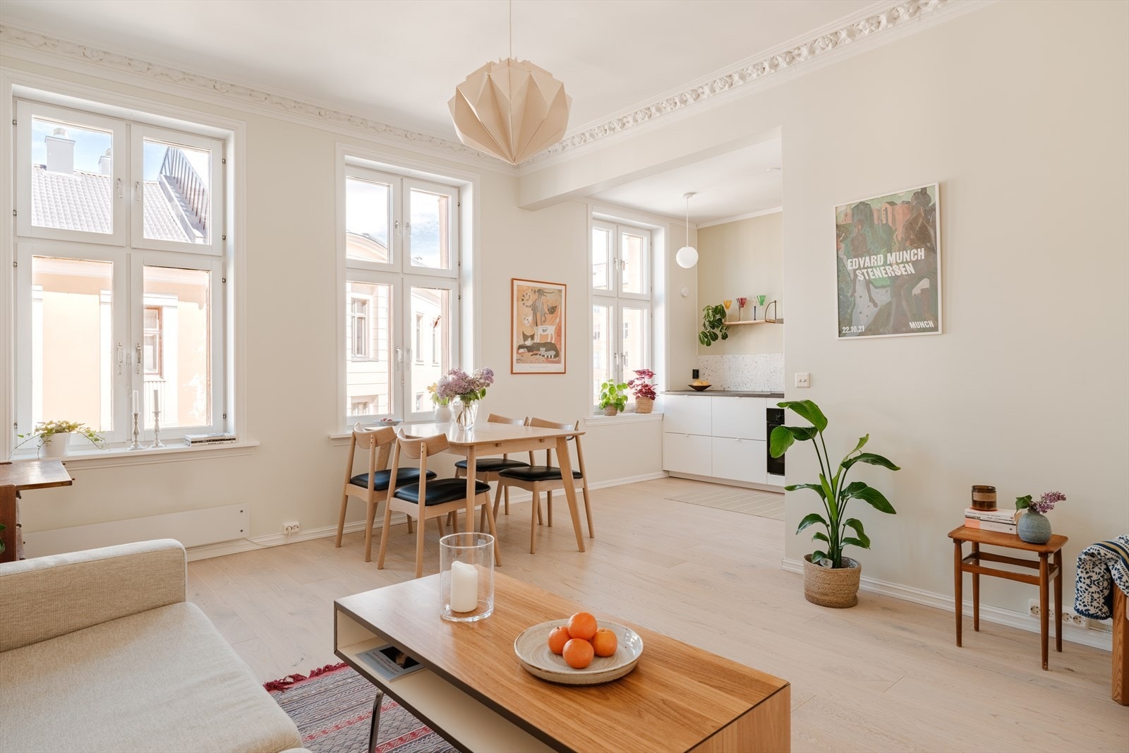 Kjøkkenet ligger i en åpen løsning mot stuen, med naturlig plass til spisebord i tilknytning kjøkkenet. Galleribilde