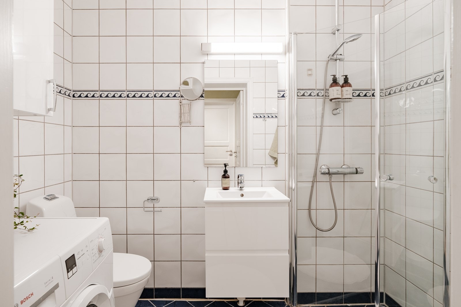 Alle baderommene ble pusset opp i sammenheng med totalrehabiliteringen i 1997. Gulvvarme. Galleribilde