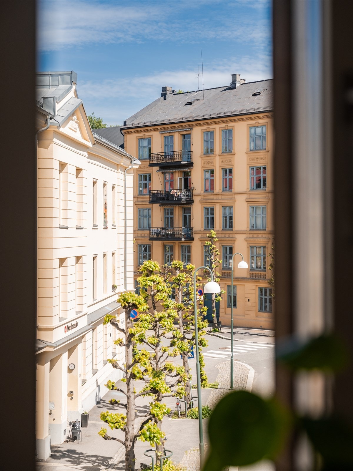 Man har hyggelig utsikt mot nærområde fra kjøkken og stue. Galleribilde
