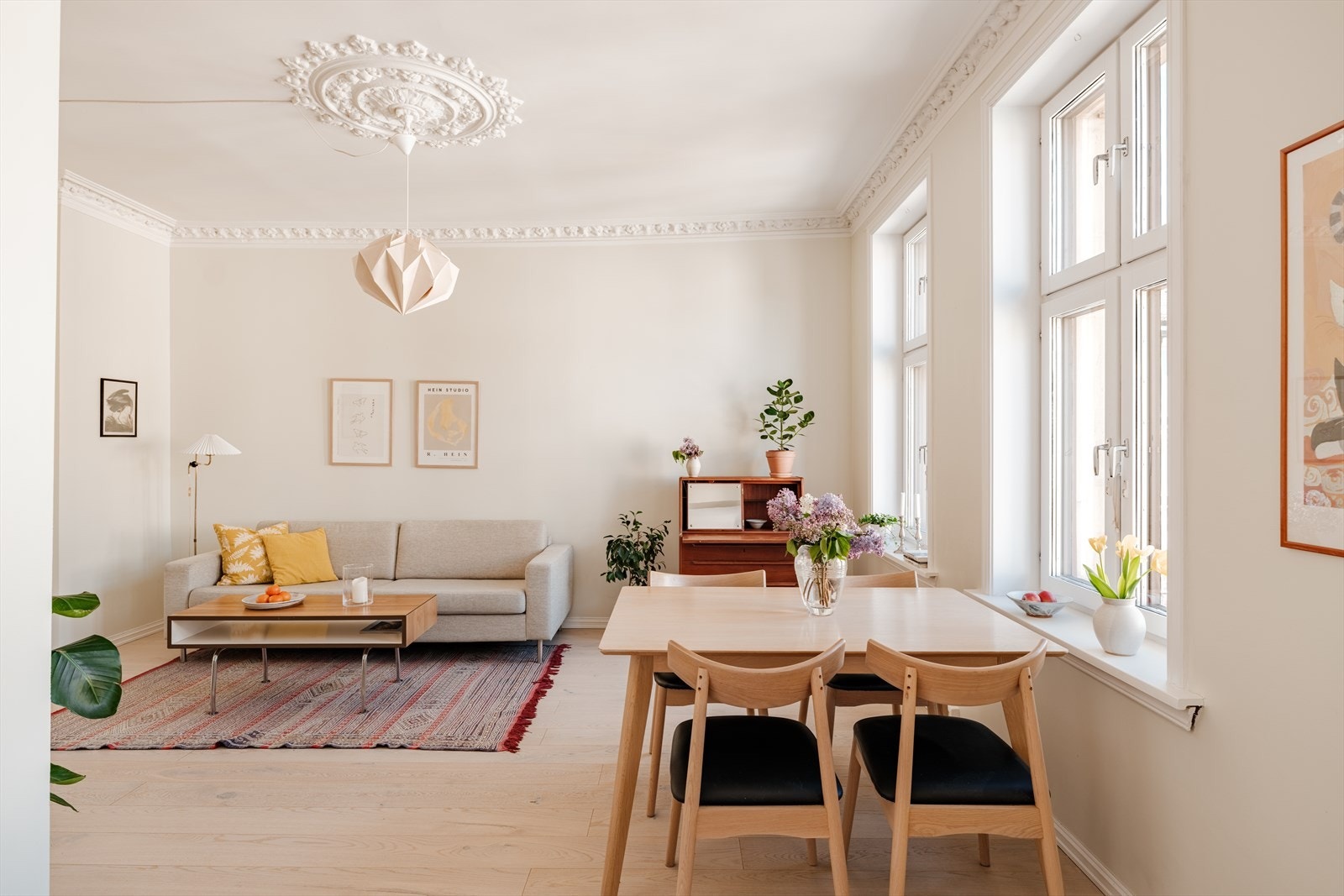 Legg merke til de klassiske detaljene med rosett og stukkatur i tak. Galleribilde