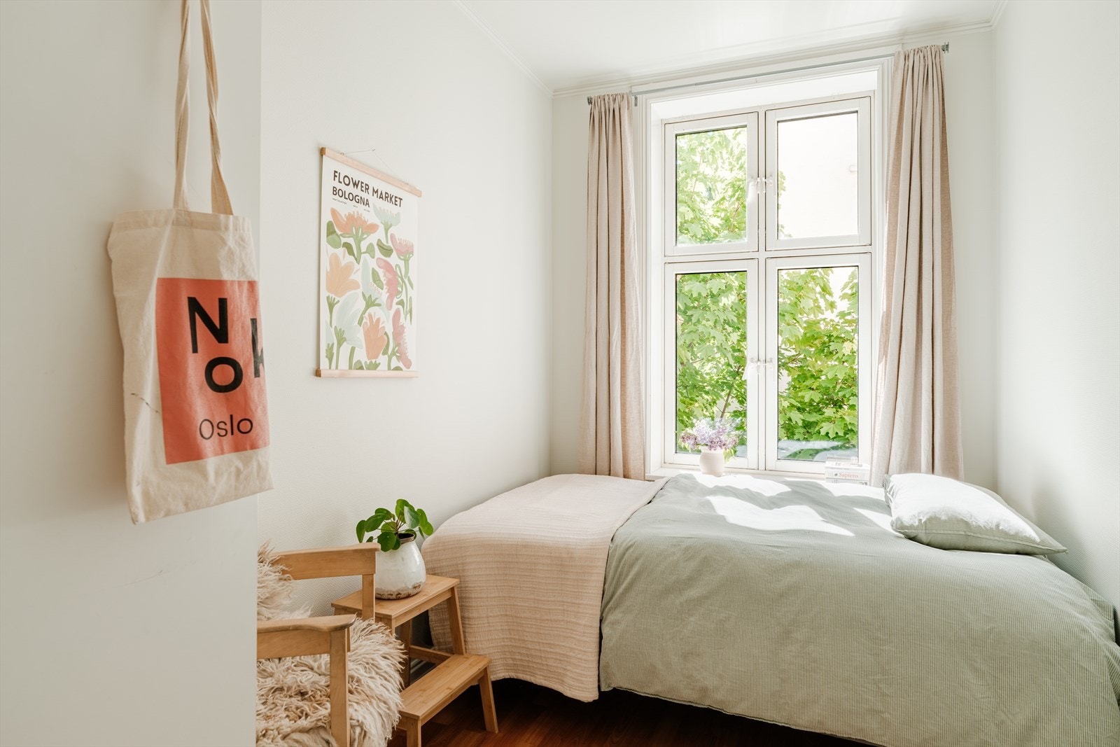 Dette er det vi kalles soverom II i salgsoppgaven. Rommet er allikevel av god størrelse med plass til dobbeltseng, nattbord og skap. Galleribilde