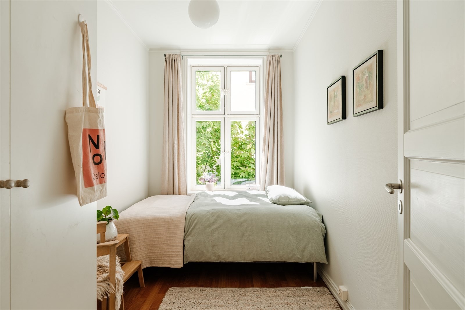 Leiligheten har to soverom som begge vender mot indre gårdsrom. Galleribilde