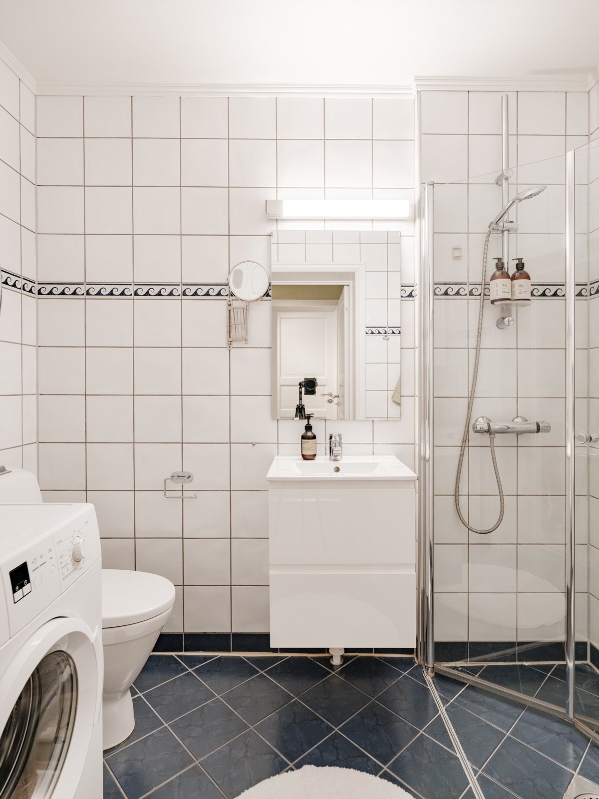 Leiligheten har et romslig bad med plass til vaskemaskin. Galleribilde