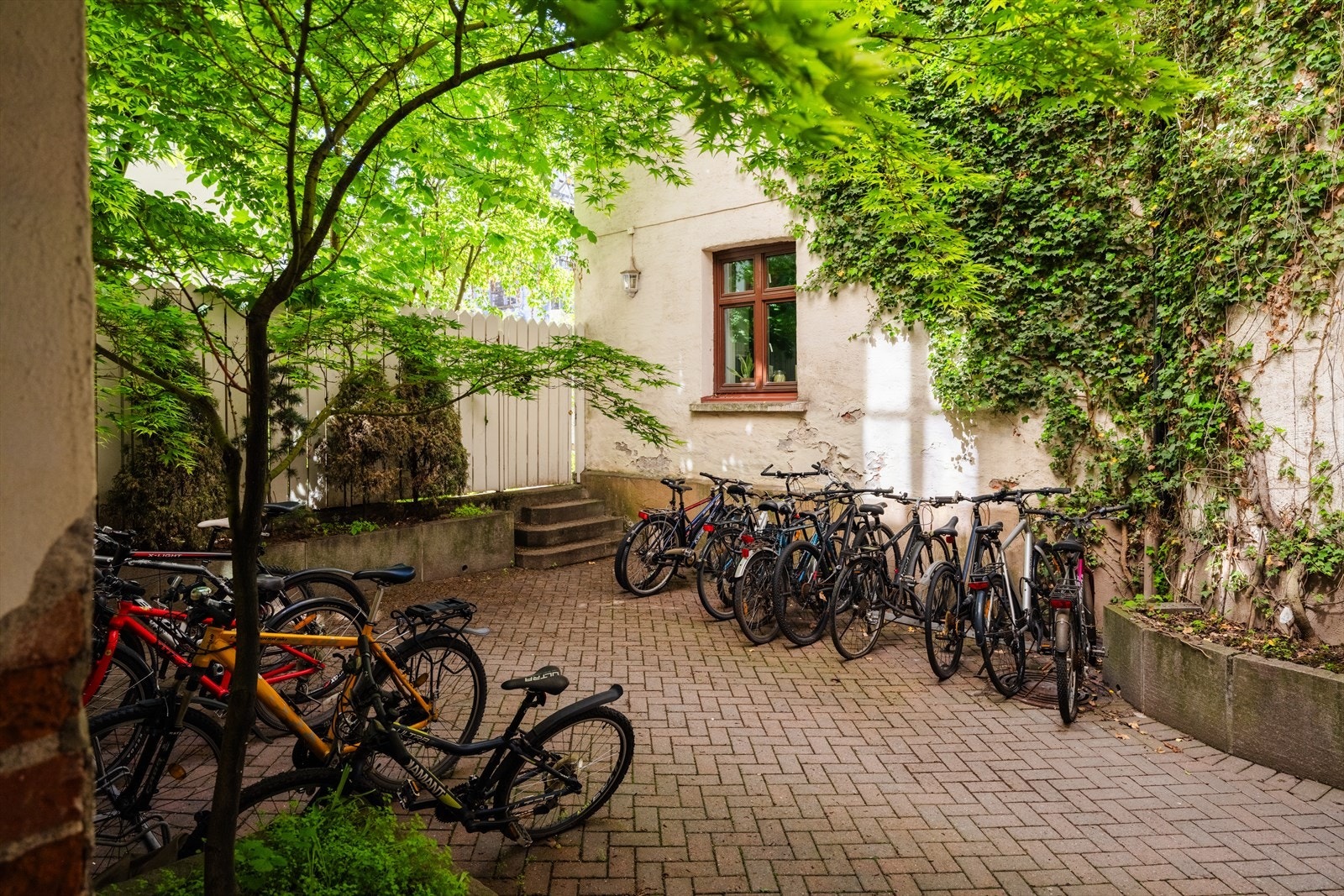 Sykkelparkering i bakgården. Det er egen bod til barnevogner i 1. etasje. Galleribilde