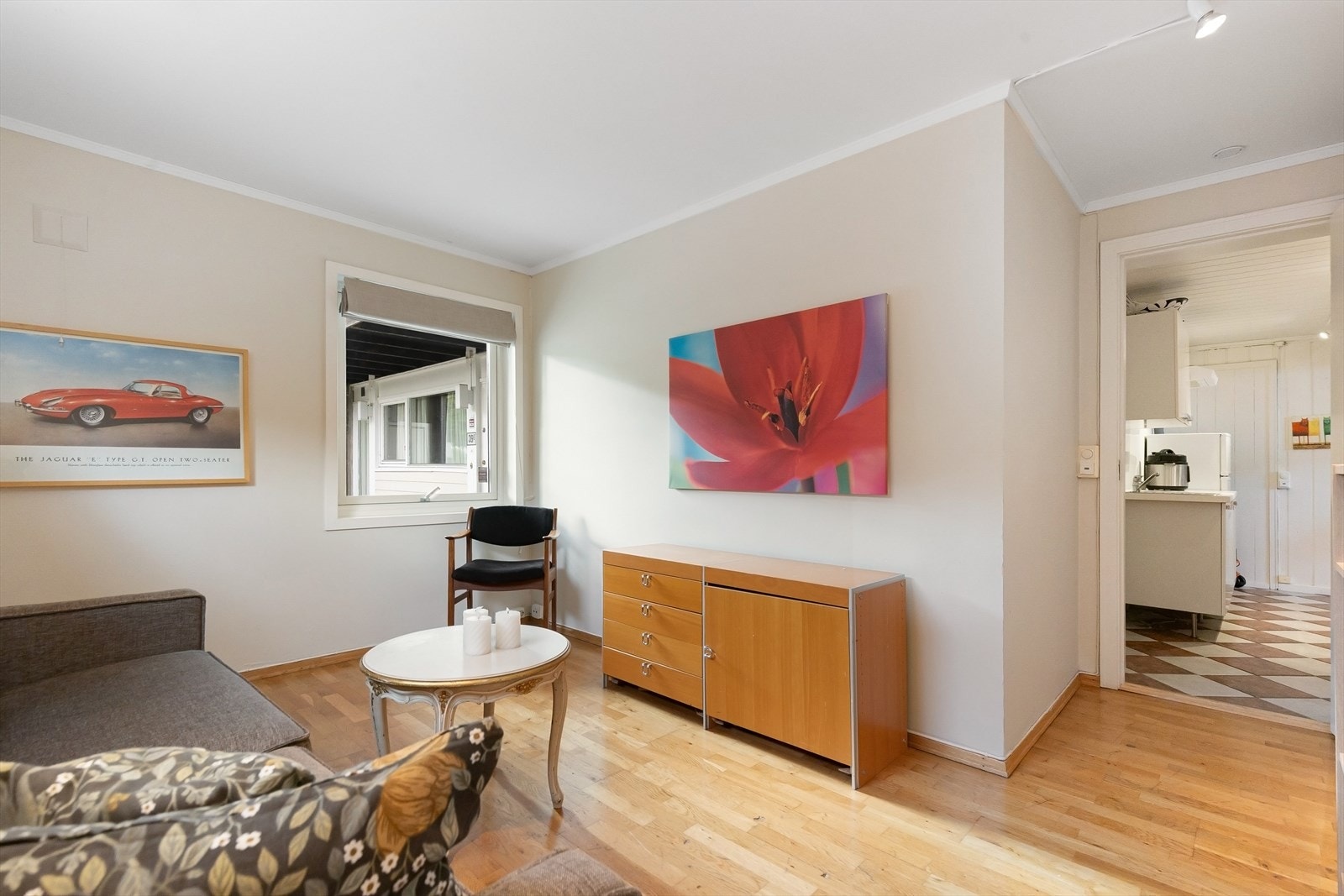 Lysmalte overflater og parkett på gulv. Galleribilde