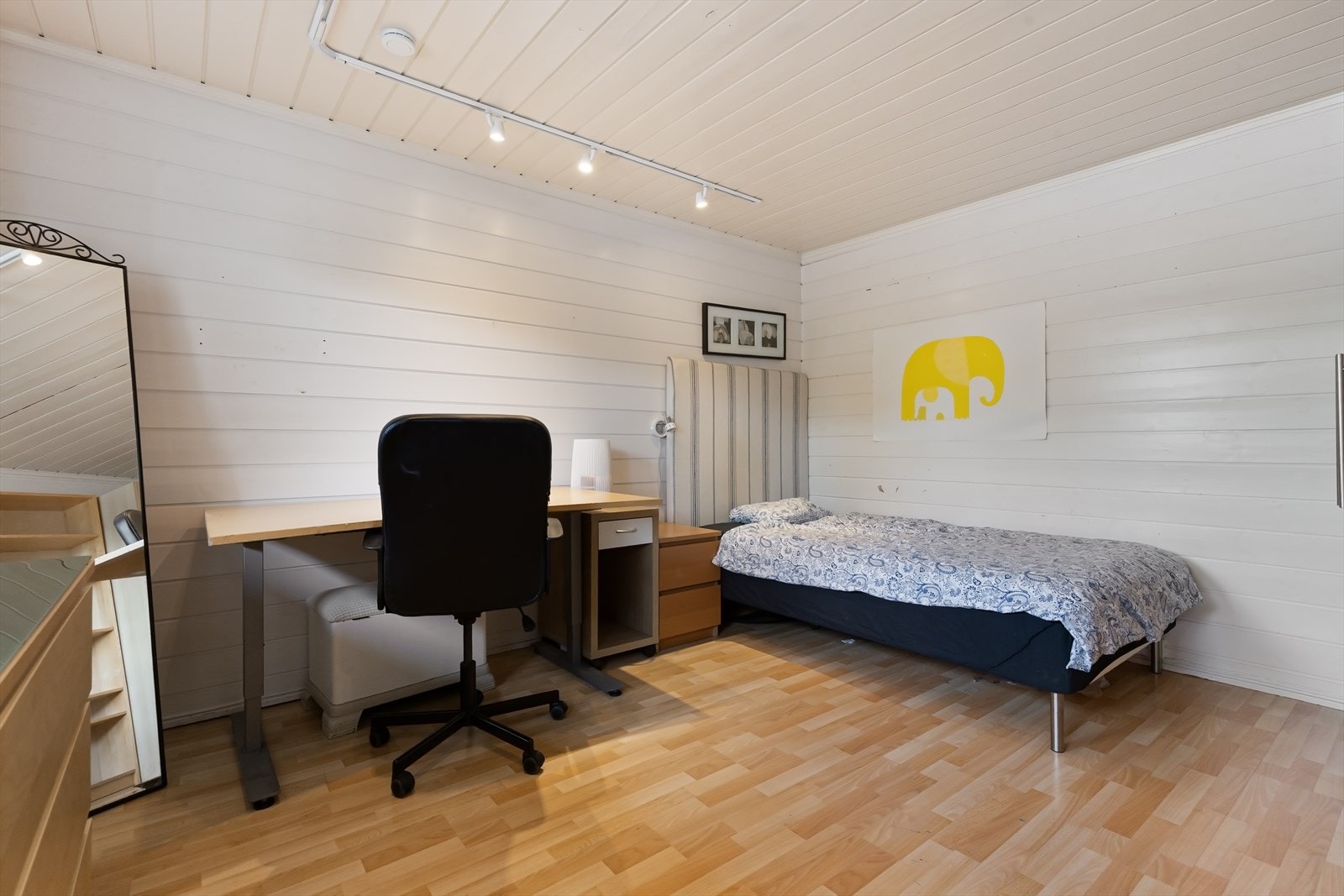 God plass til dobbeltseng og garderobe. Galleribilde