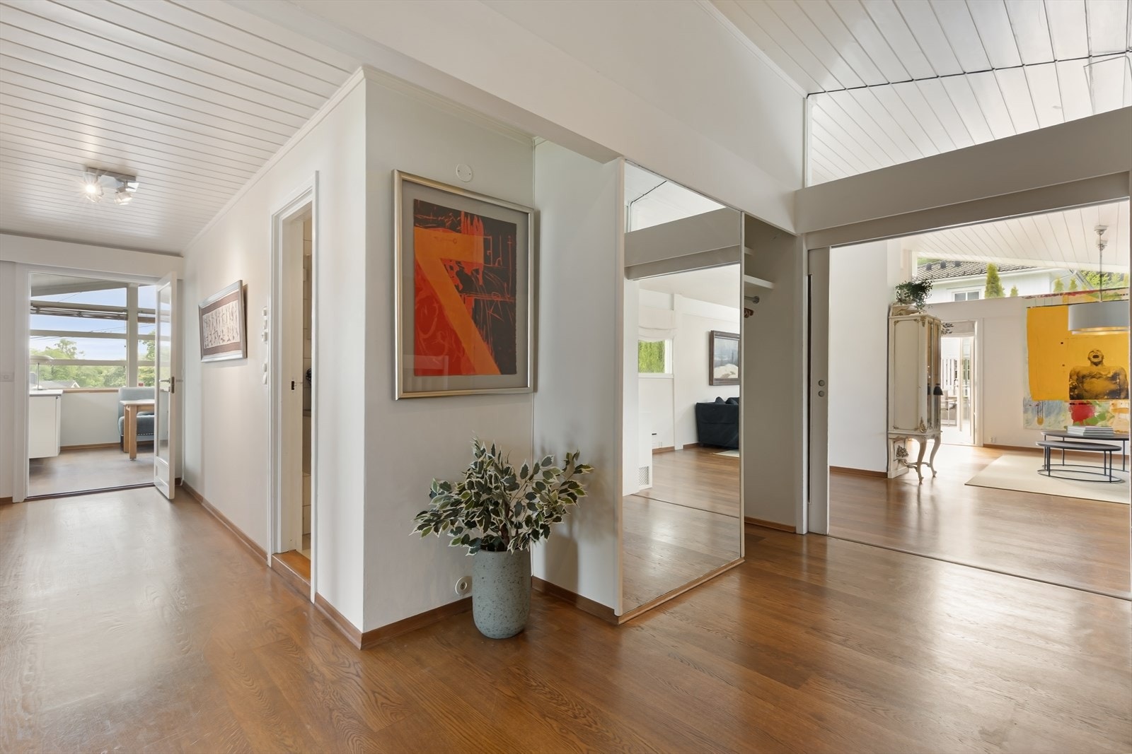 Romslig gang med god plass til oppbevaring. Galleribilde
