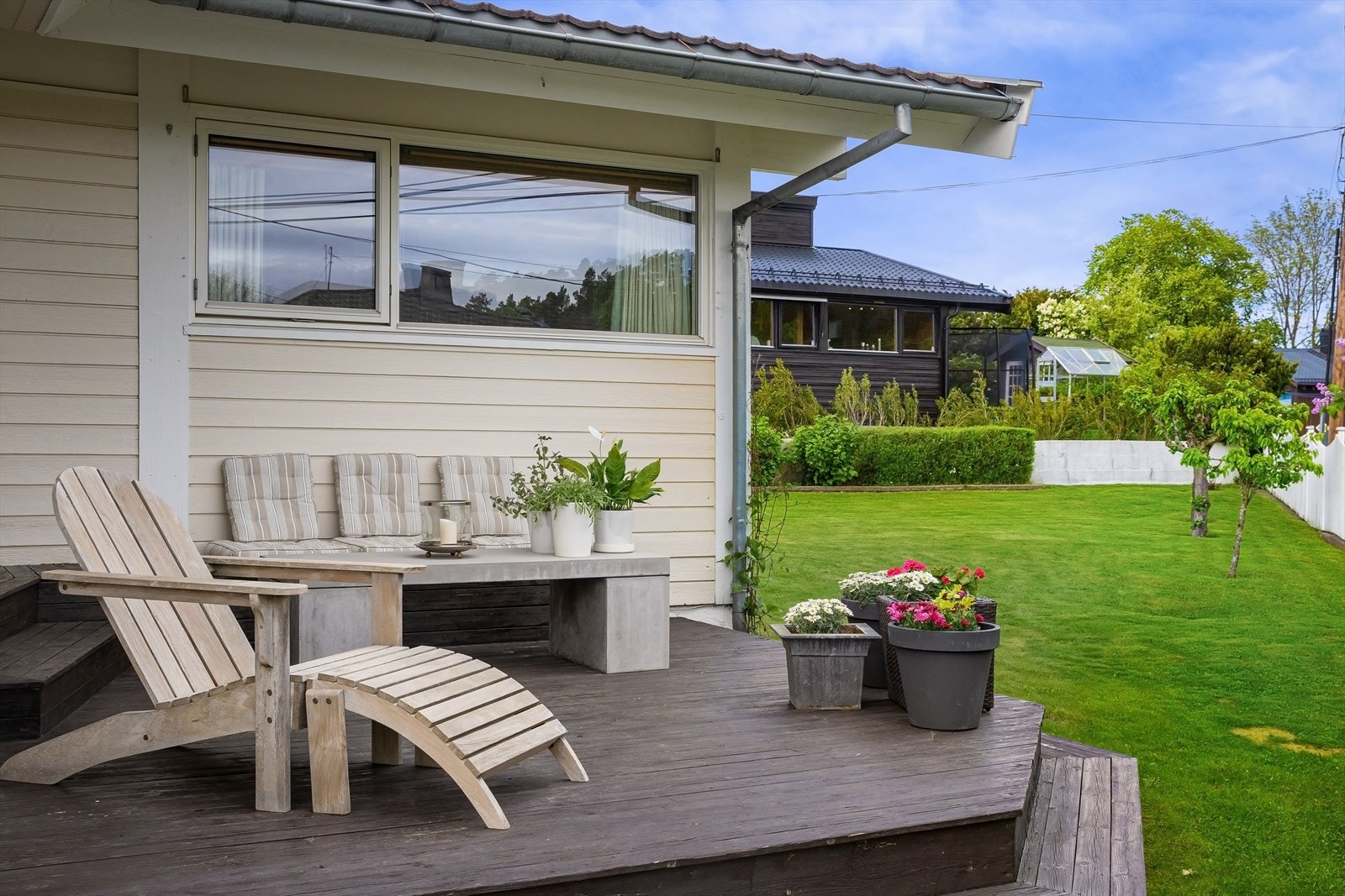 Rett ut til hagen fra terrasse. Galleribilde