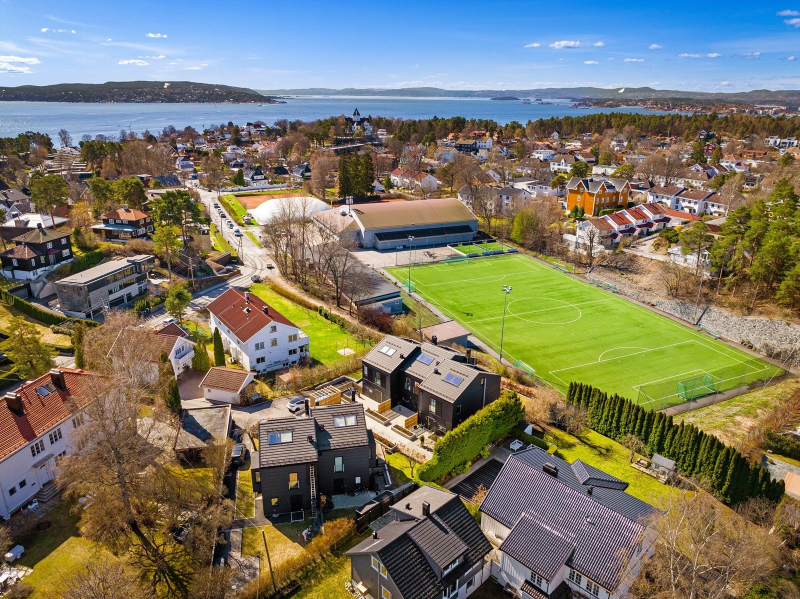 Ca. 650 meter til Bygdøhus kunstgressbane ved Huk Aveny Galleribilde