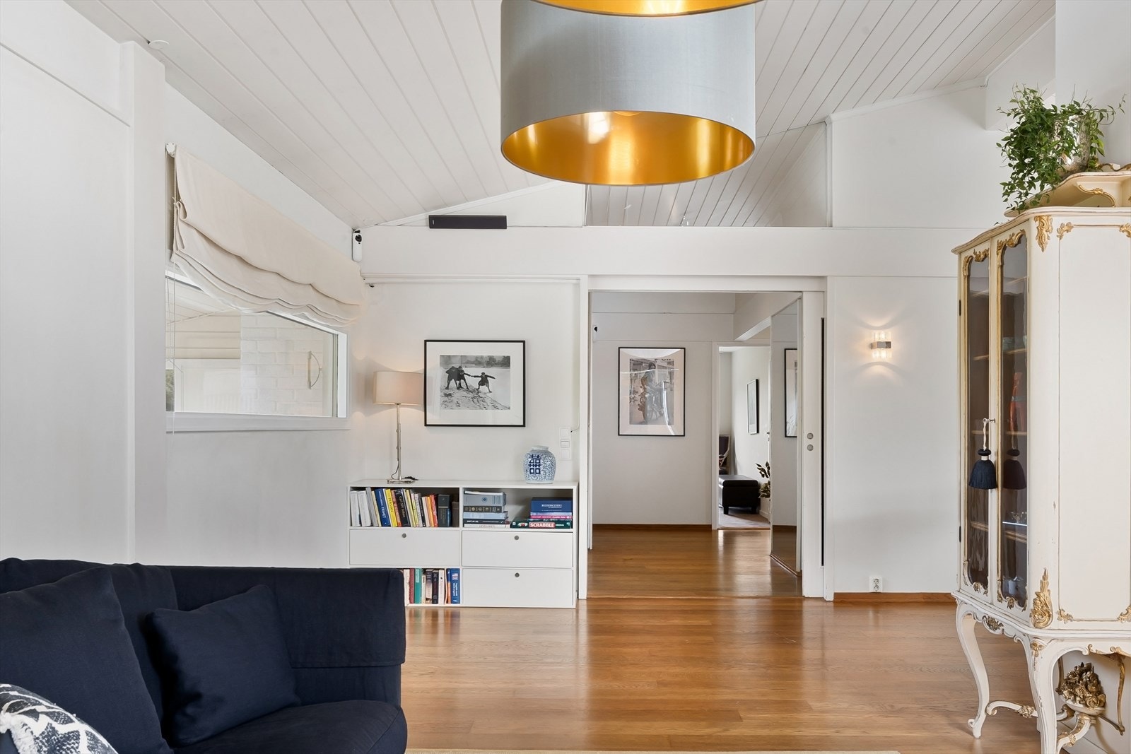 Fra stue til soveromsfløy, gang og inngangsparti. Galleribilde