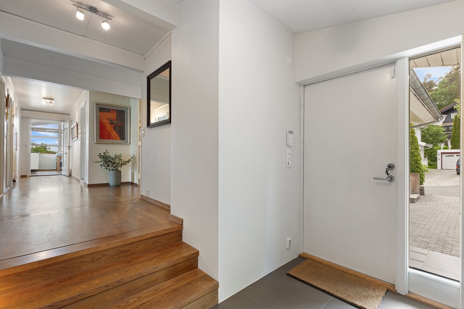 Nytt tilbygg ferdig i 2011 med nytt inngangsparti, bad ved hovedsoverom, utvendig bod samt garasje. Galleribilde