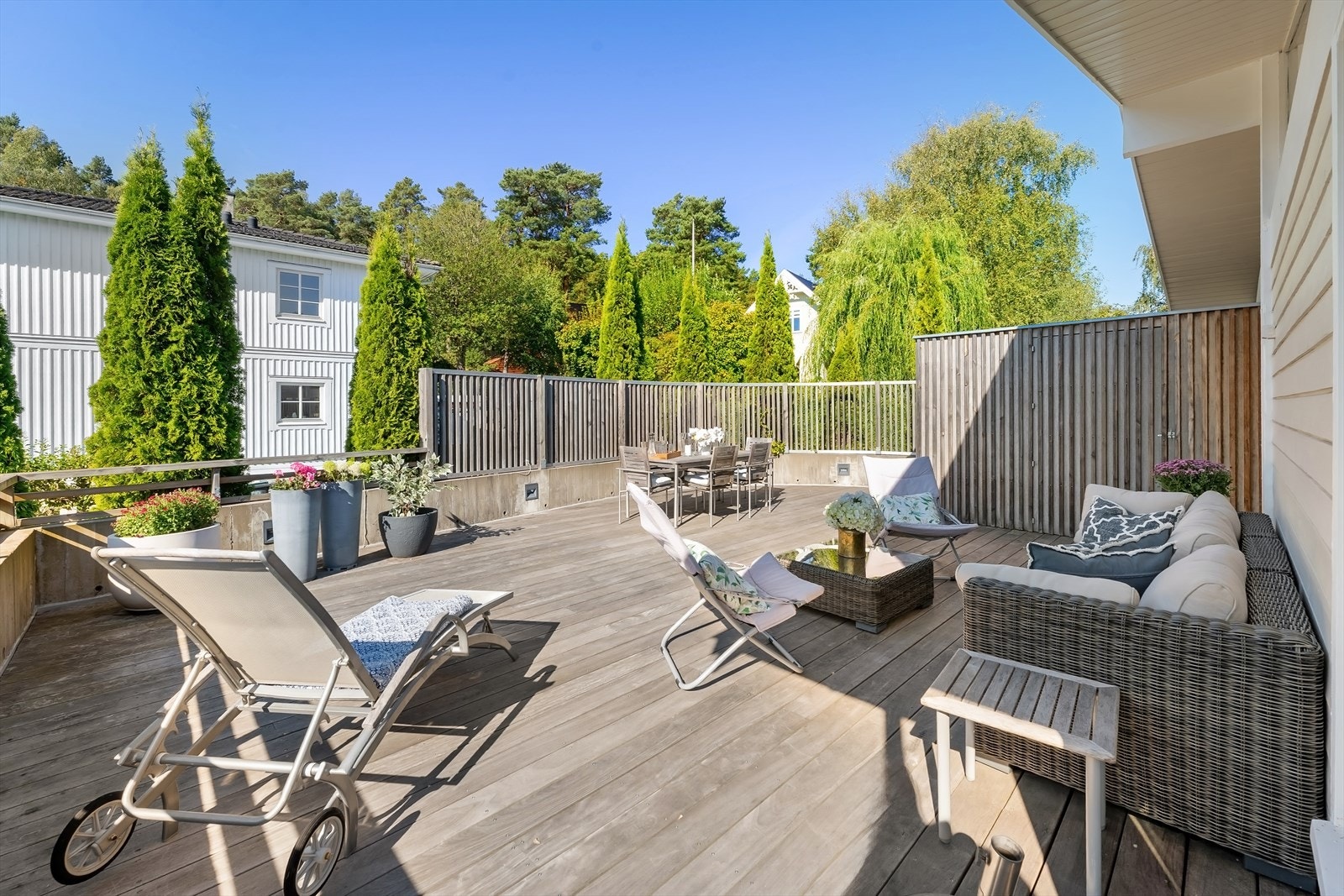 Terrassen er på hele 69 kvm med god plass til flere sittegrupper. Galleribilde
