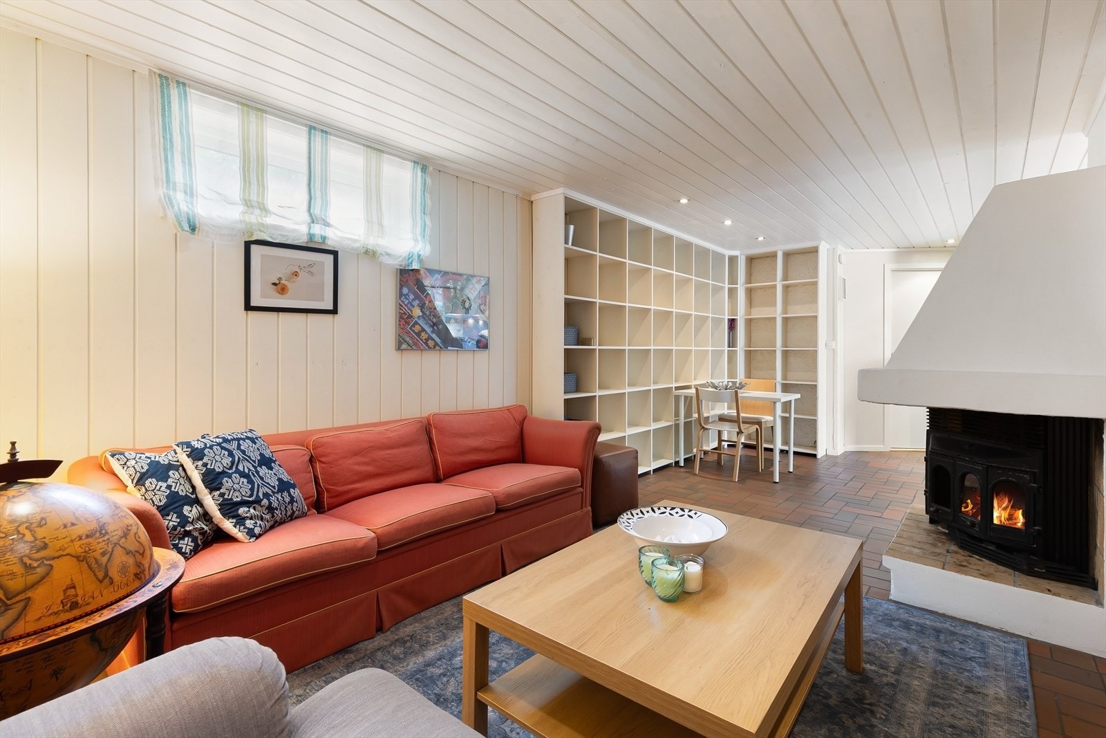 Rikelig med oppbevaring i plassbygde hyller. Galleribilde
