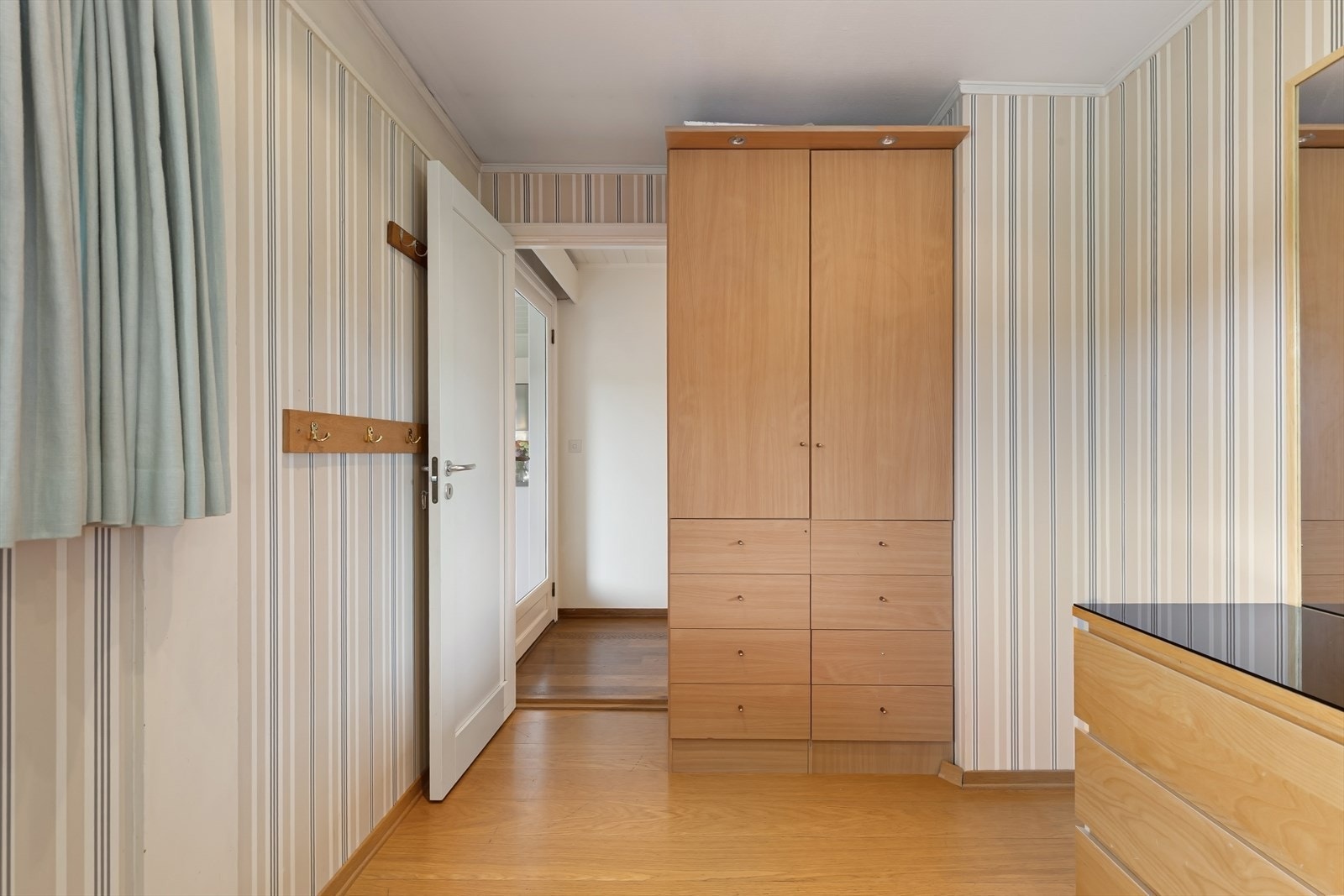 Utstyrt med garderobe. Enstavs parkett på gulv og tapet på vegg. Galleribilde