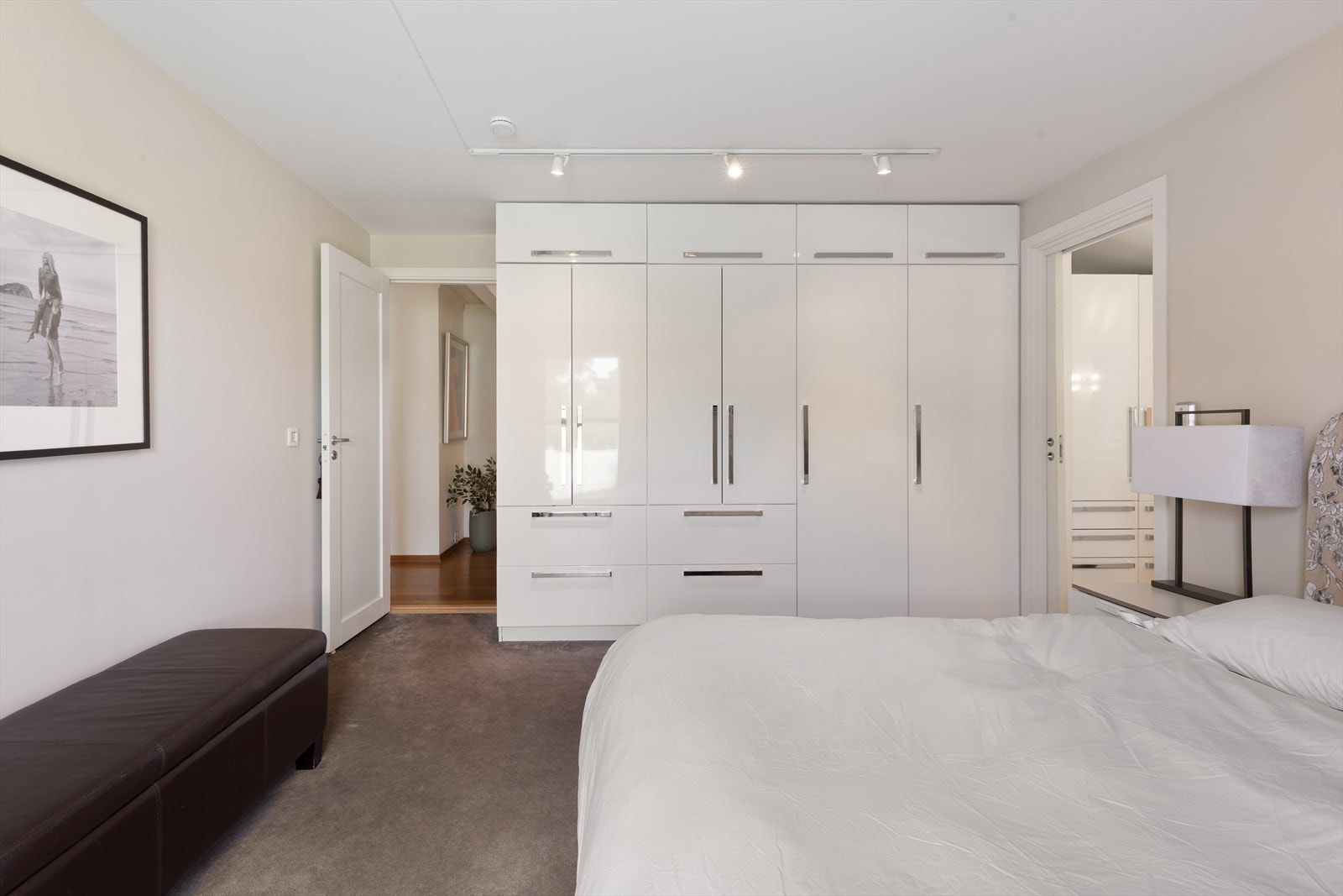Godt med oppbevaringsplass i romslig garderobe. Galleribilde