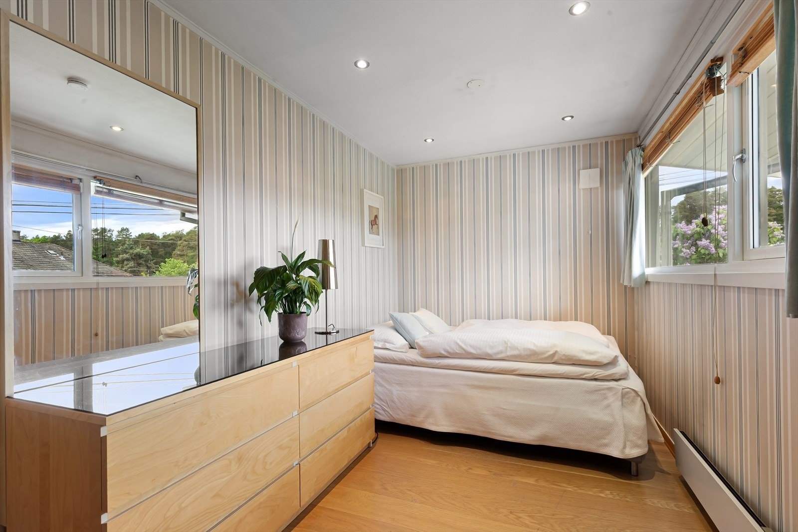 Soverom 2 med god plass til dobbeltseng og garderobe. Galleribilde