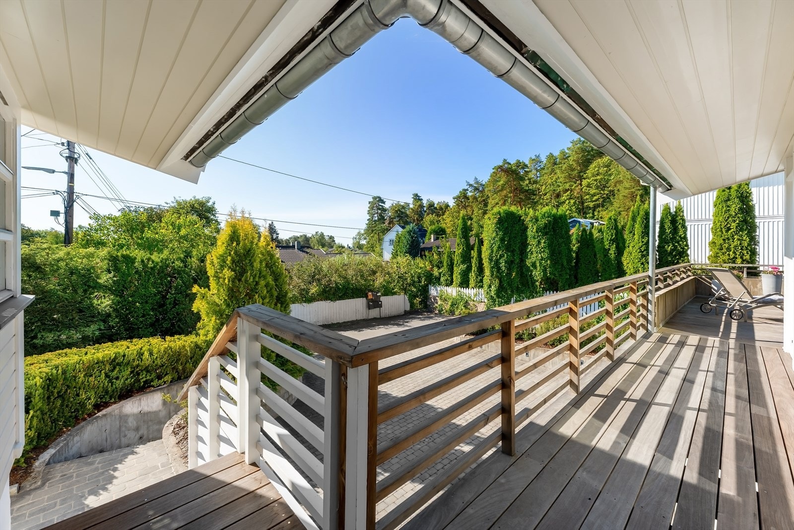 Fra terrasse til hage og gårdsplass. Galleribilde