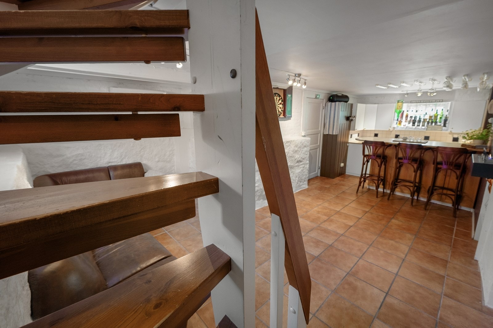 Kjellerstue døpt "Lailas bar". Innredet som en autentisk britisk mini-pub med imponerende detaljnivå. Galleribilde